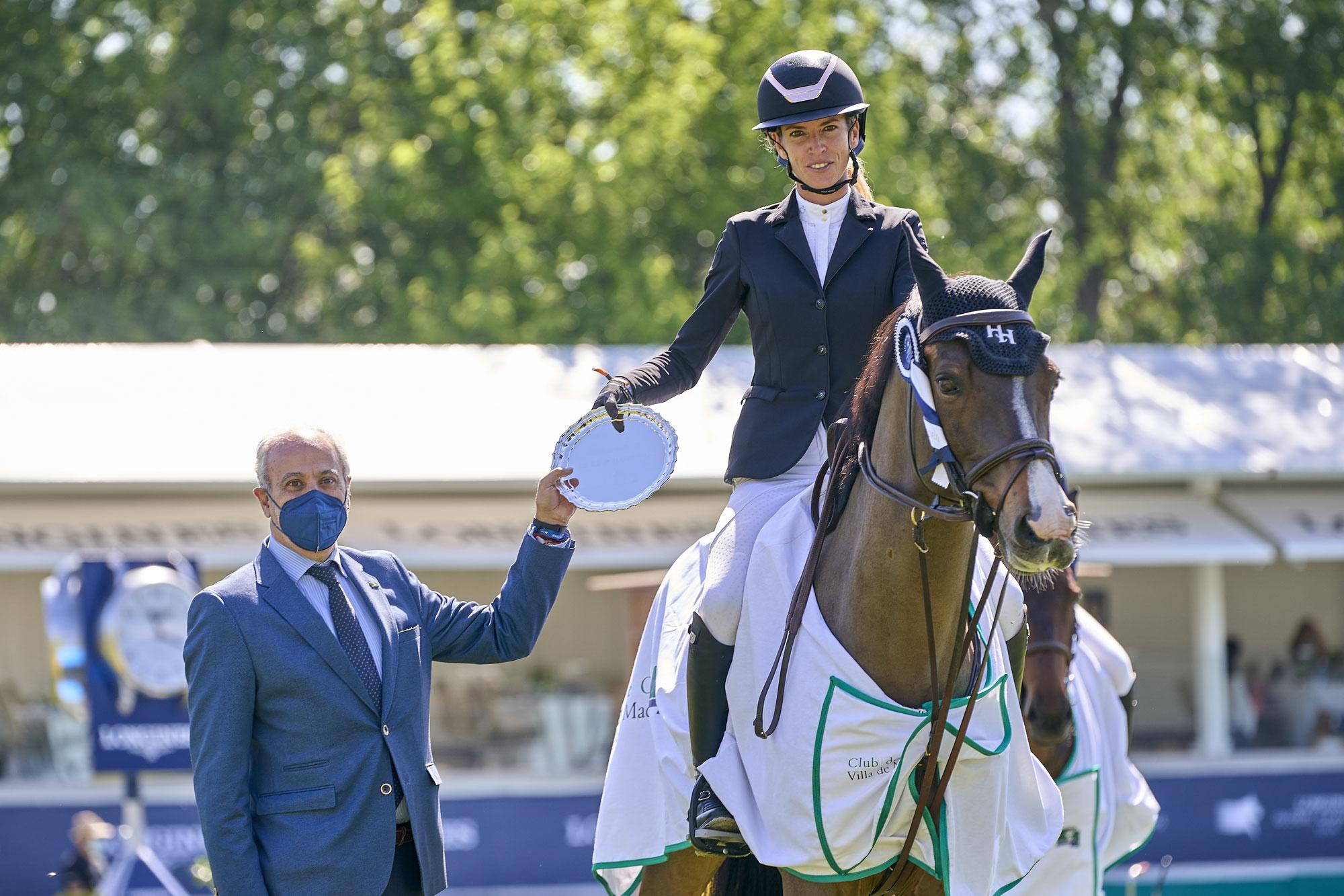 El gerente del Club, Juan Carlos Vera Pró, junto a la ganadora del Trofeo CCVM (1,25m), Irene Mónica Horvath Jaume. Foto: Oxer