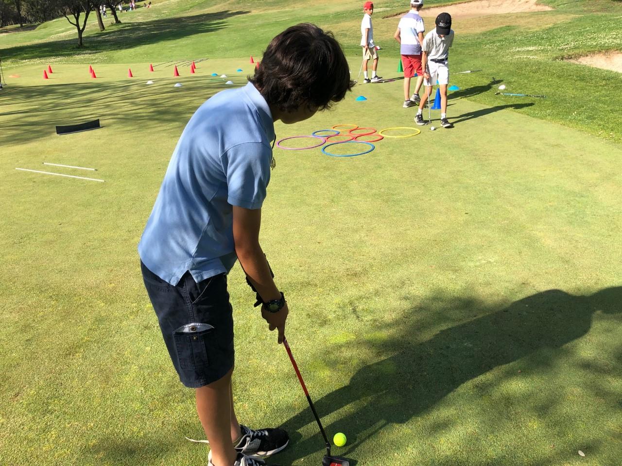 Clase golf en el Club de Campo.