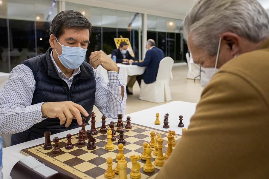 Dos de los participantes, entregados al juego. Foto: Roberto Cuezva / CCVM