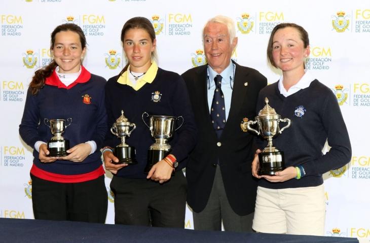 Blanca Fernández, segunda por la izquierda, con sus dos trofeos como subcampeona del Abierto de Madrid y como mejor madrileña del torneo. Foto: Federación Madrileña de Golf