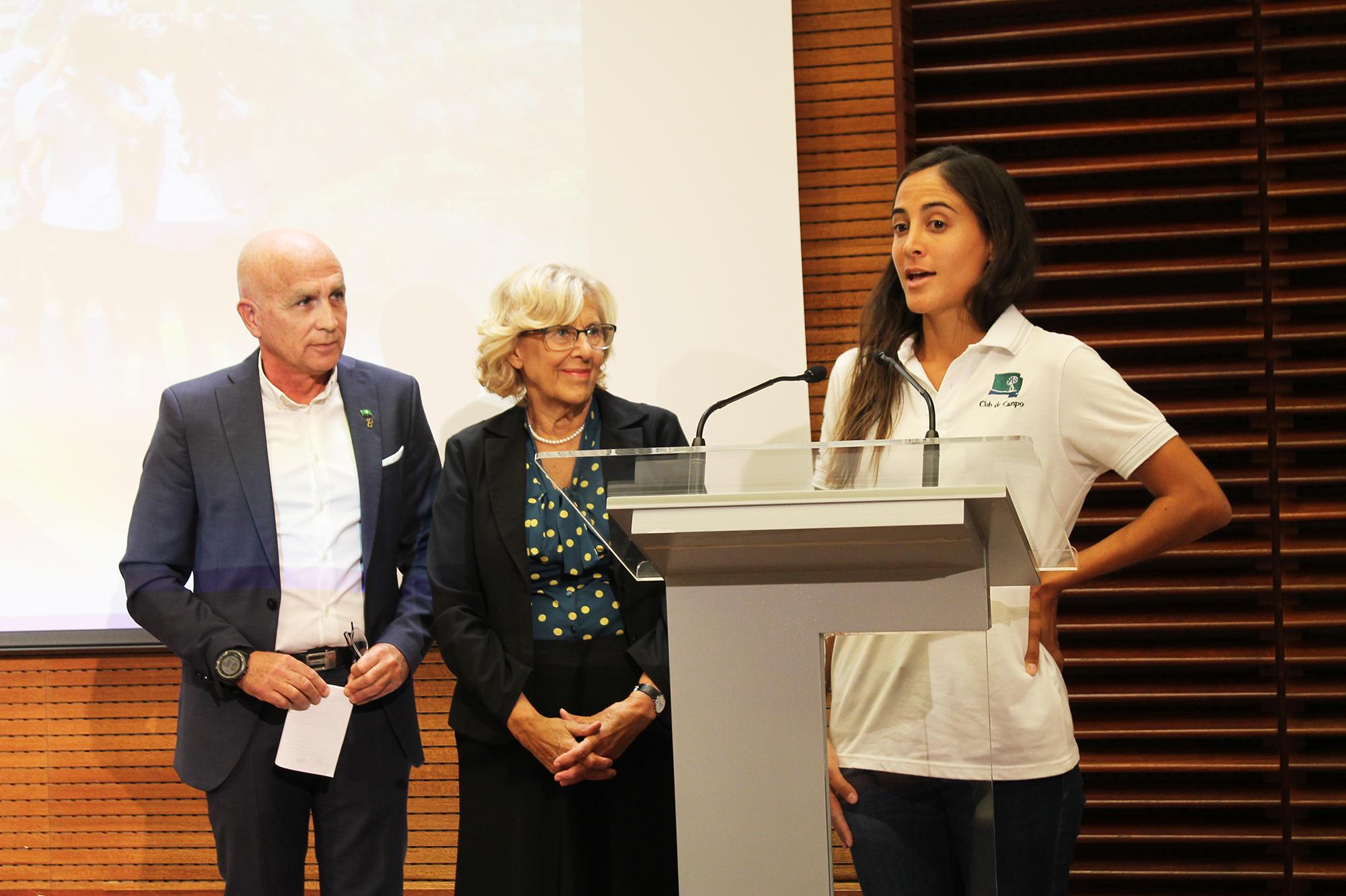 Amparo Gil durante su intervención con Joaquín Ballesteros y Manuela Carmena a su derecha