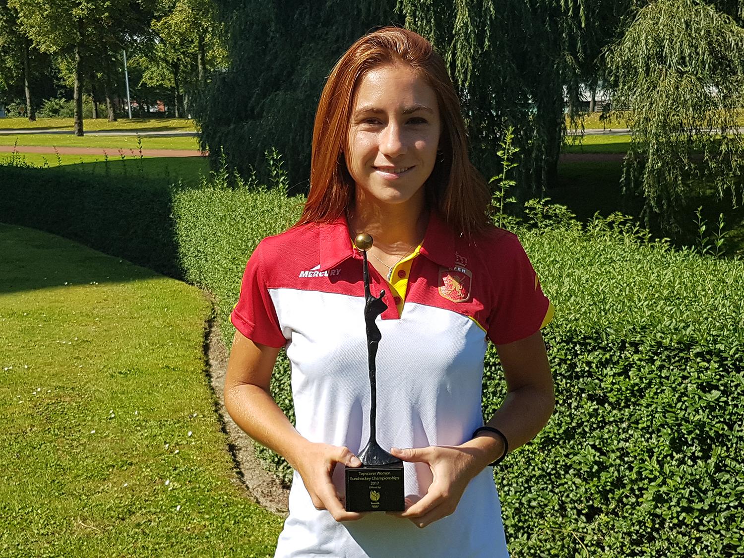 Begoña García con el trofeo de máxima goleadora del Europeo. Foto: RFEH