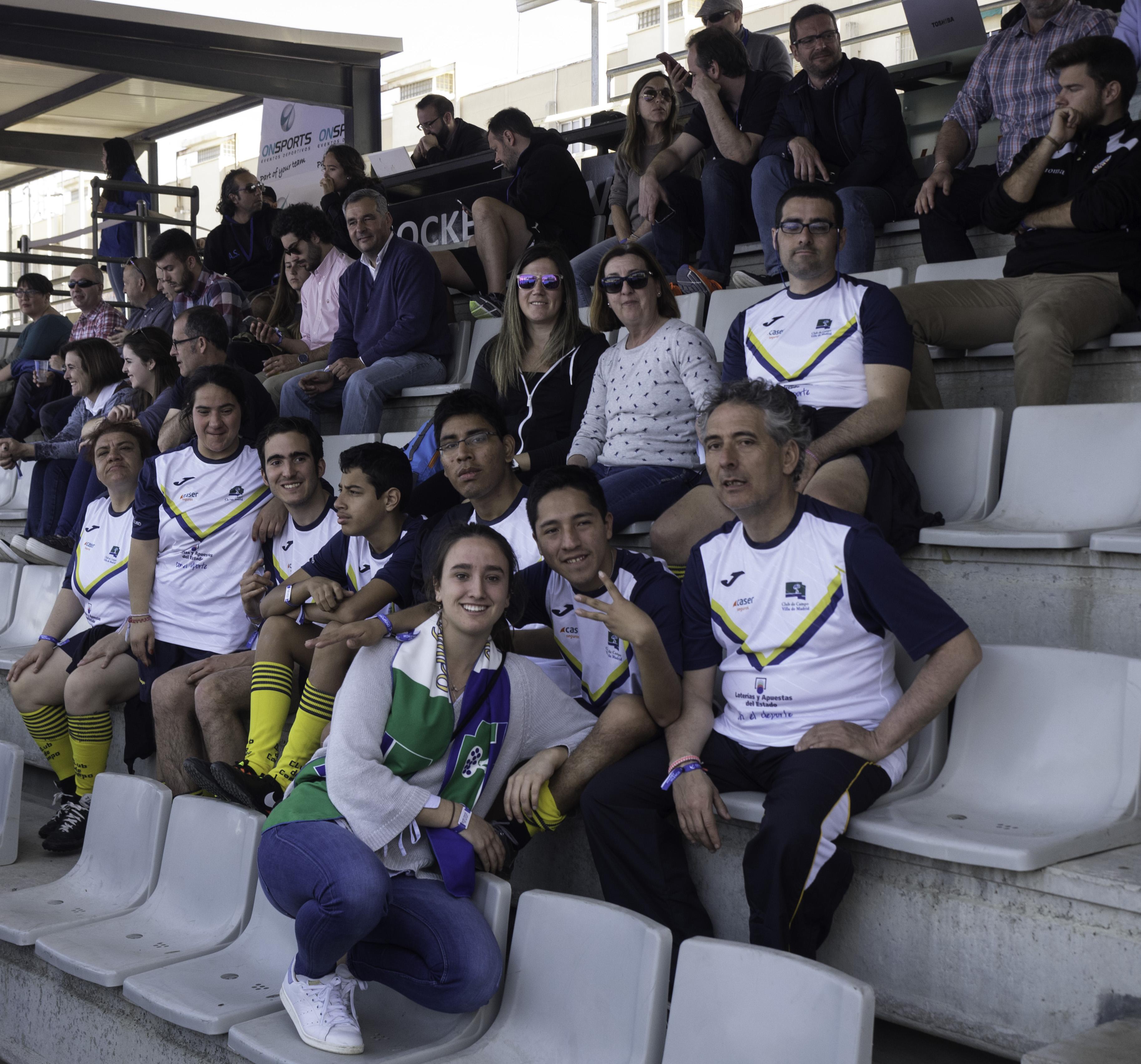 Belén Iglesias acompañada por los jugadores de Special Hockey del Club. Foto: Ignacio Monsalve