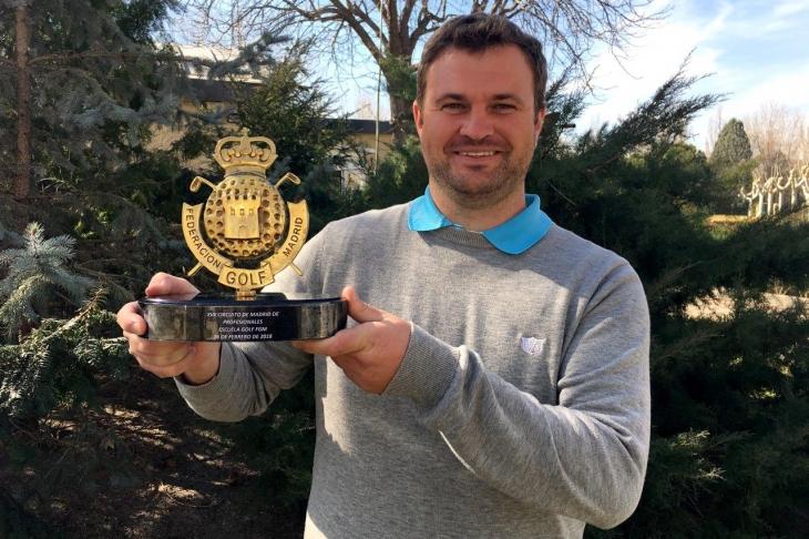 Carlos González "Monty" alza el trofeo de vencedor. Foto: Federación Madrileña de Golf