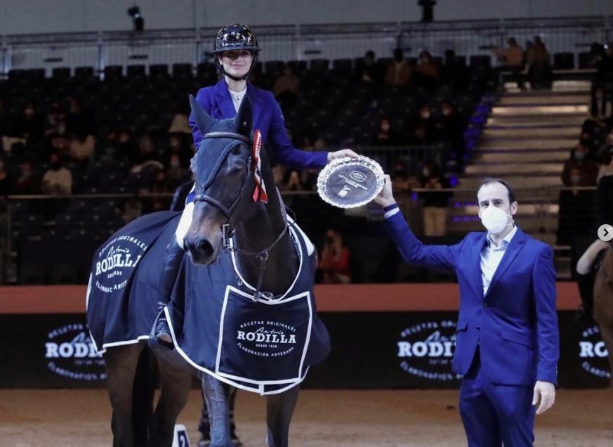 La amazona Carolina Villanueva gana en Ifema Madrid Horse Week 2021.