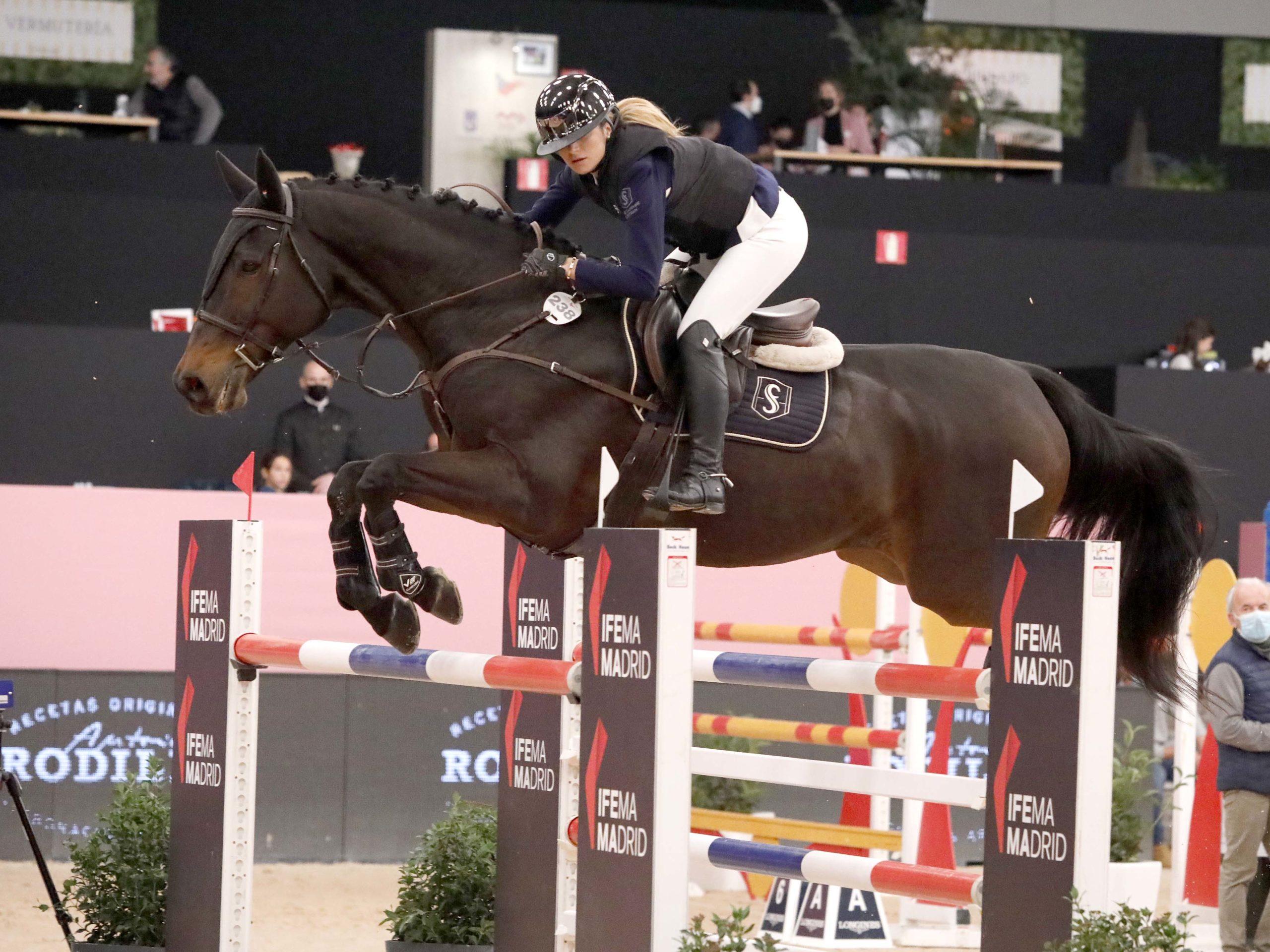 La amazona Carolina Villanueva gana en Ifema Madrid Horse Week 2021.