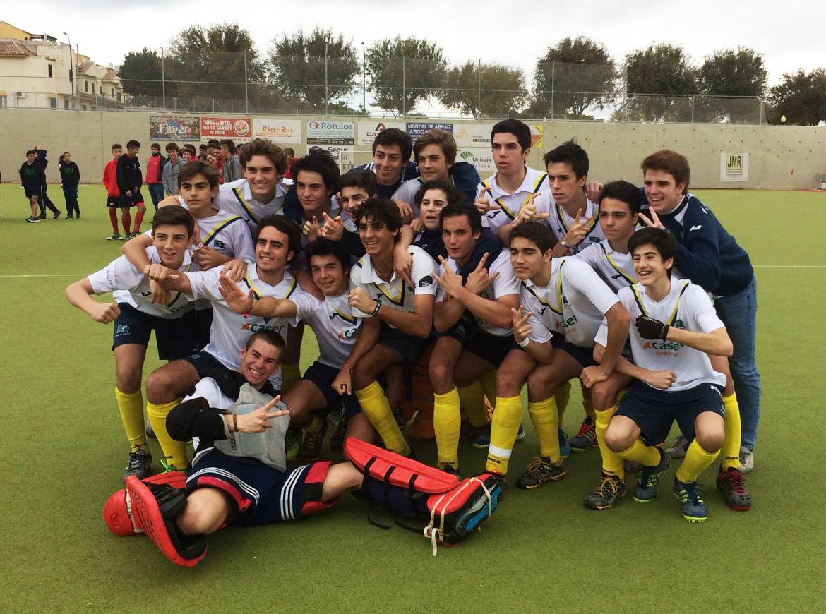 El equipo masculino posa con la Copa de España