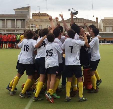 Nuestros jugadores celebran el título en San Fernando