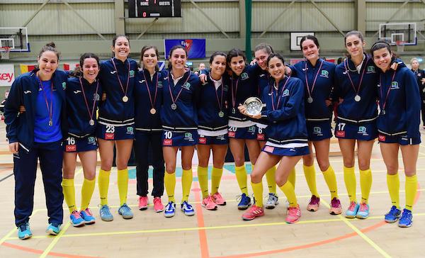 Las jugadoras del Club de Campo posan con la copa de subcampeón. Foto: Federación Europea de Hockey