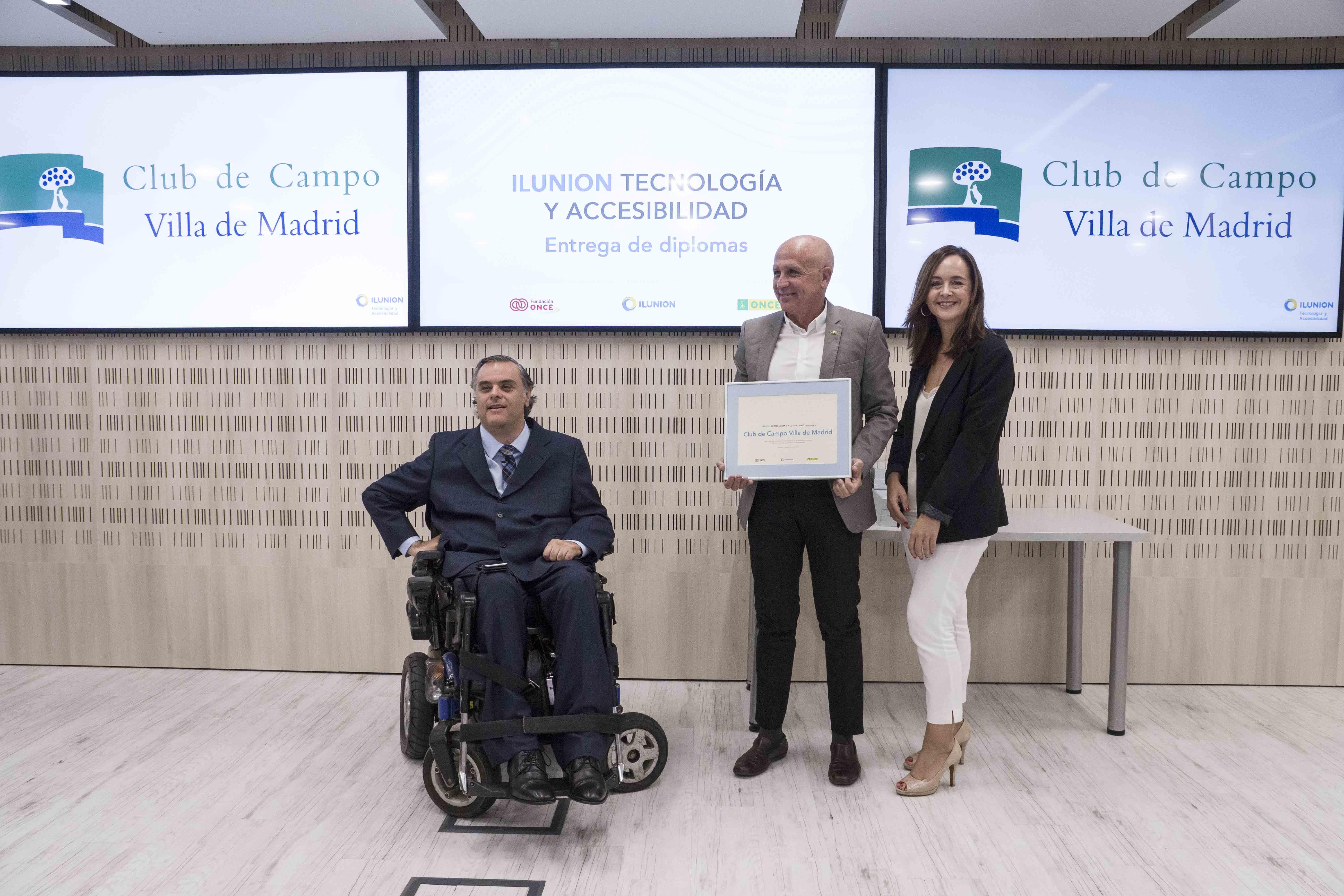 Joaquín Ballesteros recibe el Premio Ilunion