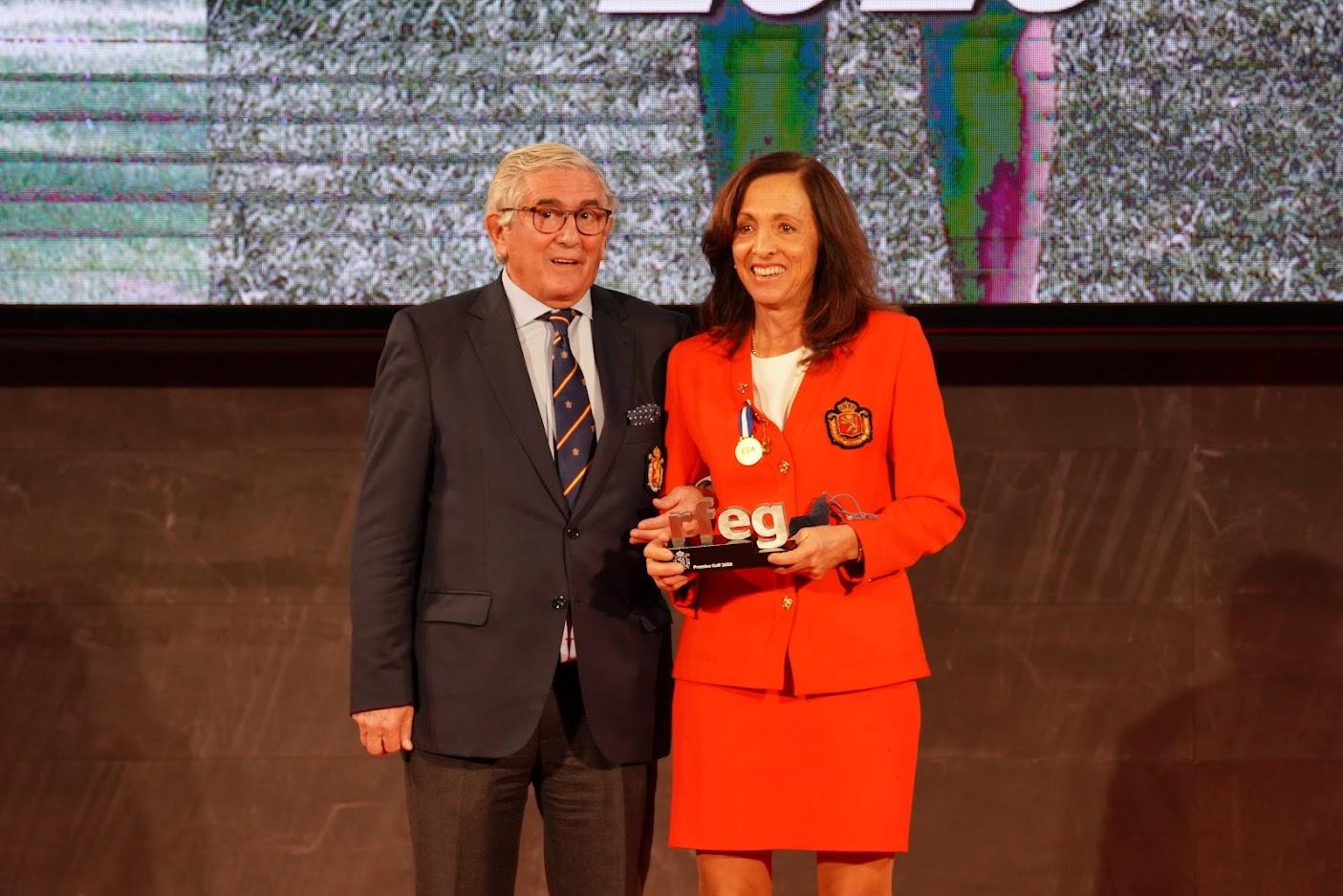 María de Orueta, junto al presidente de la Rfegolf, Gonzaga Escauriza. Foto: Rfegolf