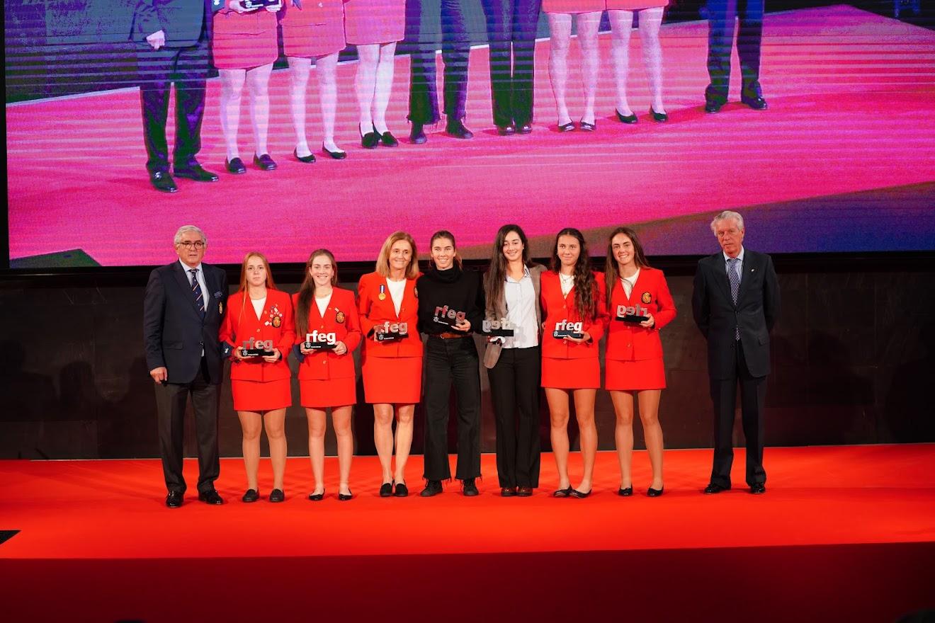 Cayetana Fernández (tercera persona por la dcha.), Casilda Allendesalazar (cuarta por la dcha.) y Blanca Fernández (quinta por la derecha), durante la Gala de Golf 2021. Foto: Rfegolf