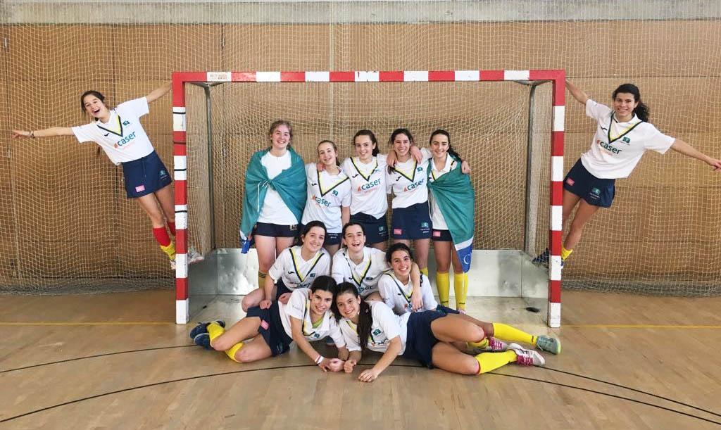 Las campeonas de España posan tras la final