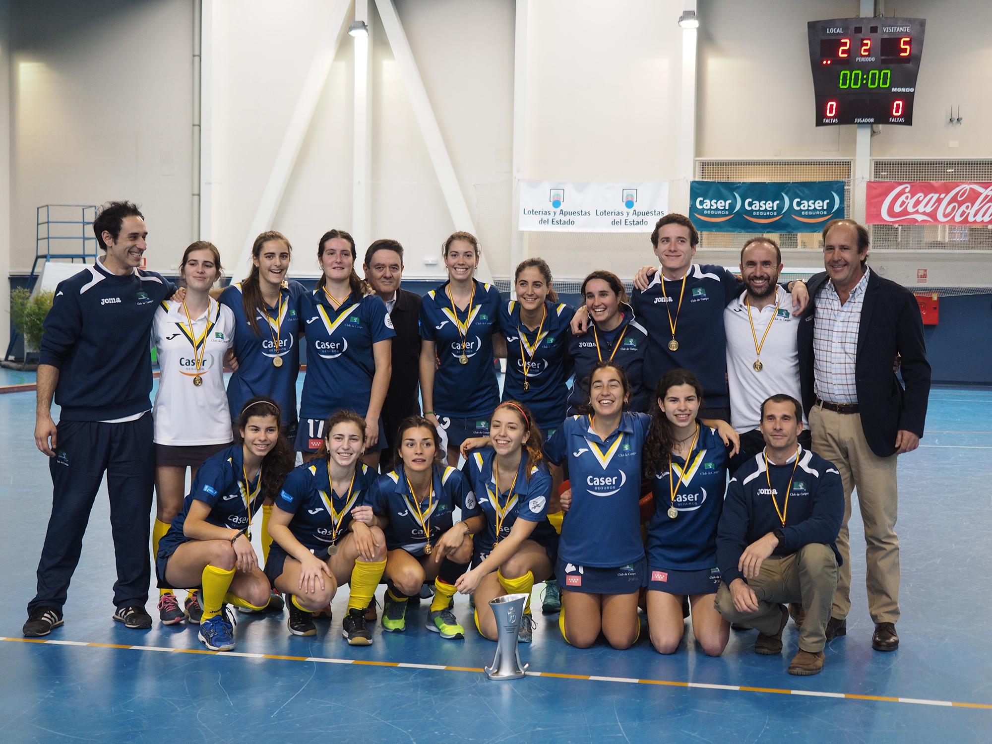 Plantilla y cuerpo técnico del Club de Campo tras conquistar el Campeonato de España de Hockey Sala 2017