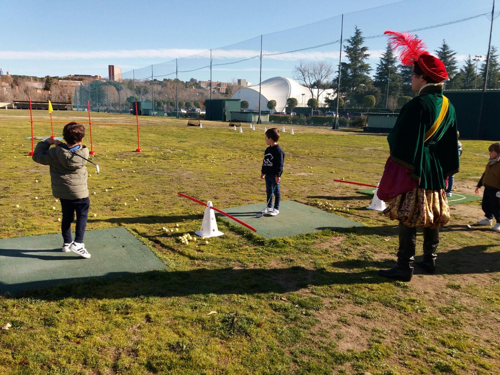 Un paje real visita la Escuela de Golf