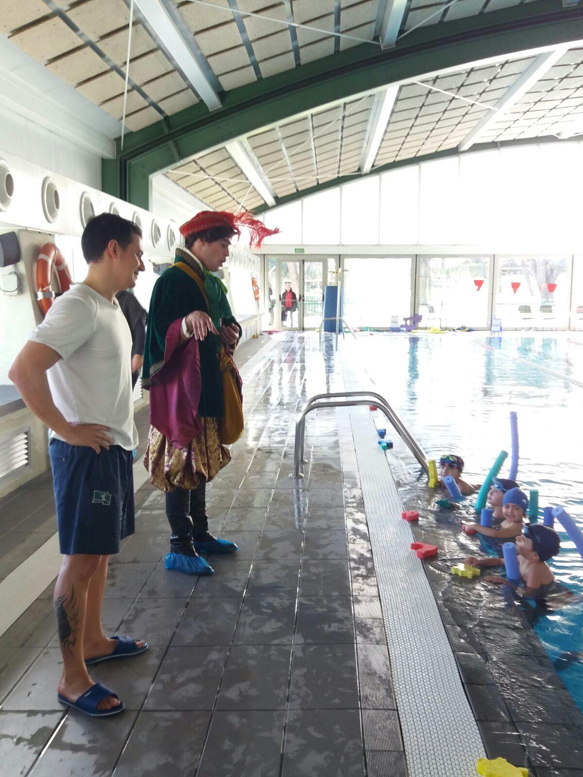 Visita de un paje real a la Escuela de Natación