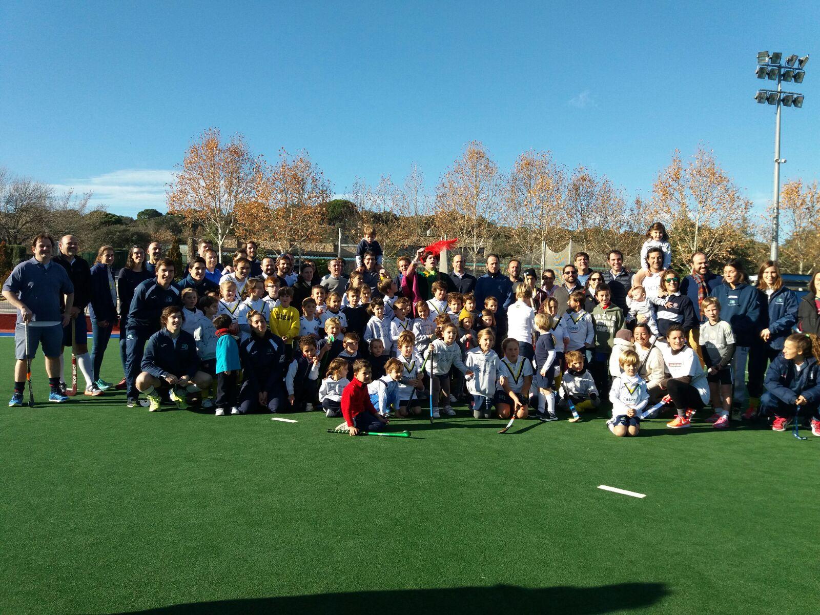 Foto de familia de la Escuela de Hockey con un paje real