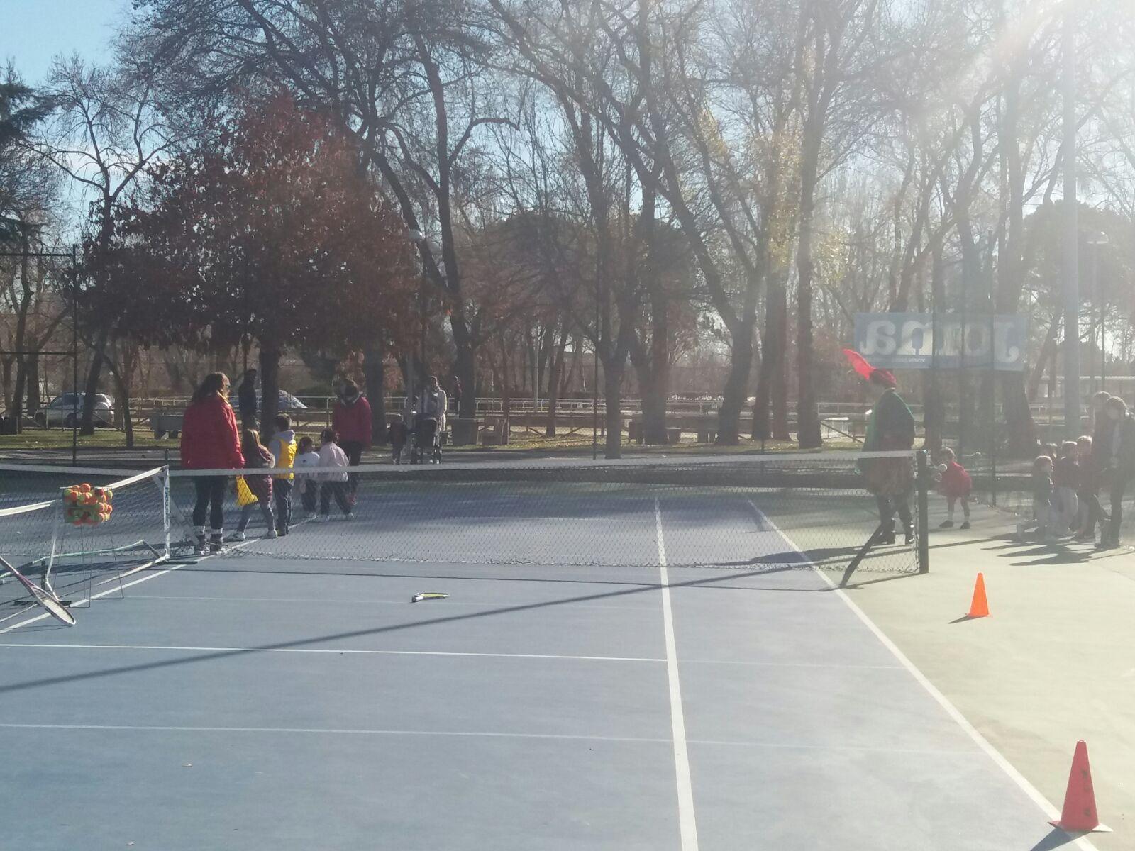 Visita de un paje real a la Escuela de Tenis