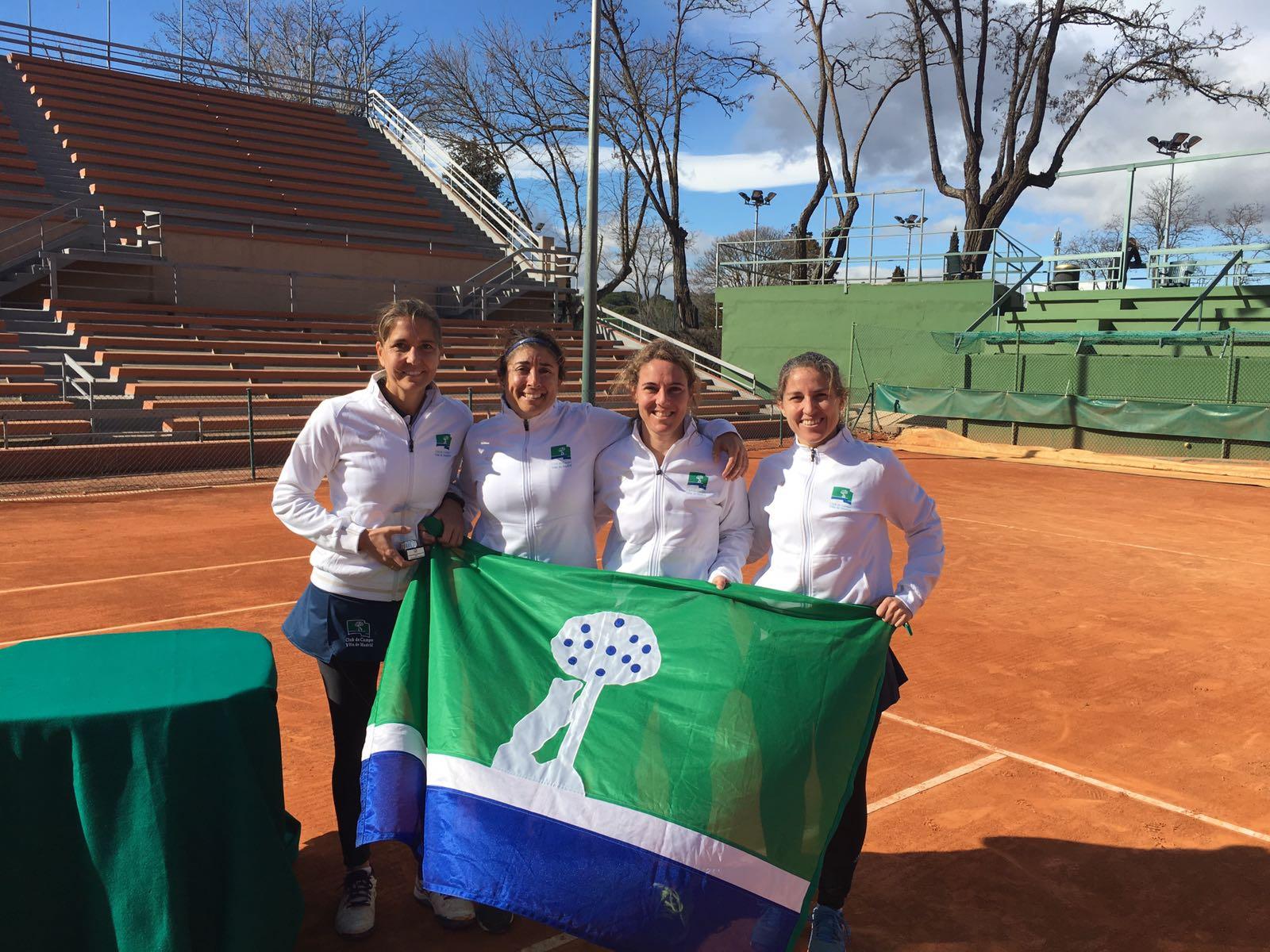 Alejandra Vilariño, María José Serrano, Chus Lara y Ruth Chinarro tras recoger el trofeo de subcampeón