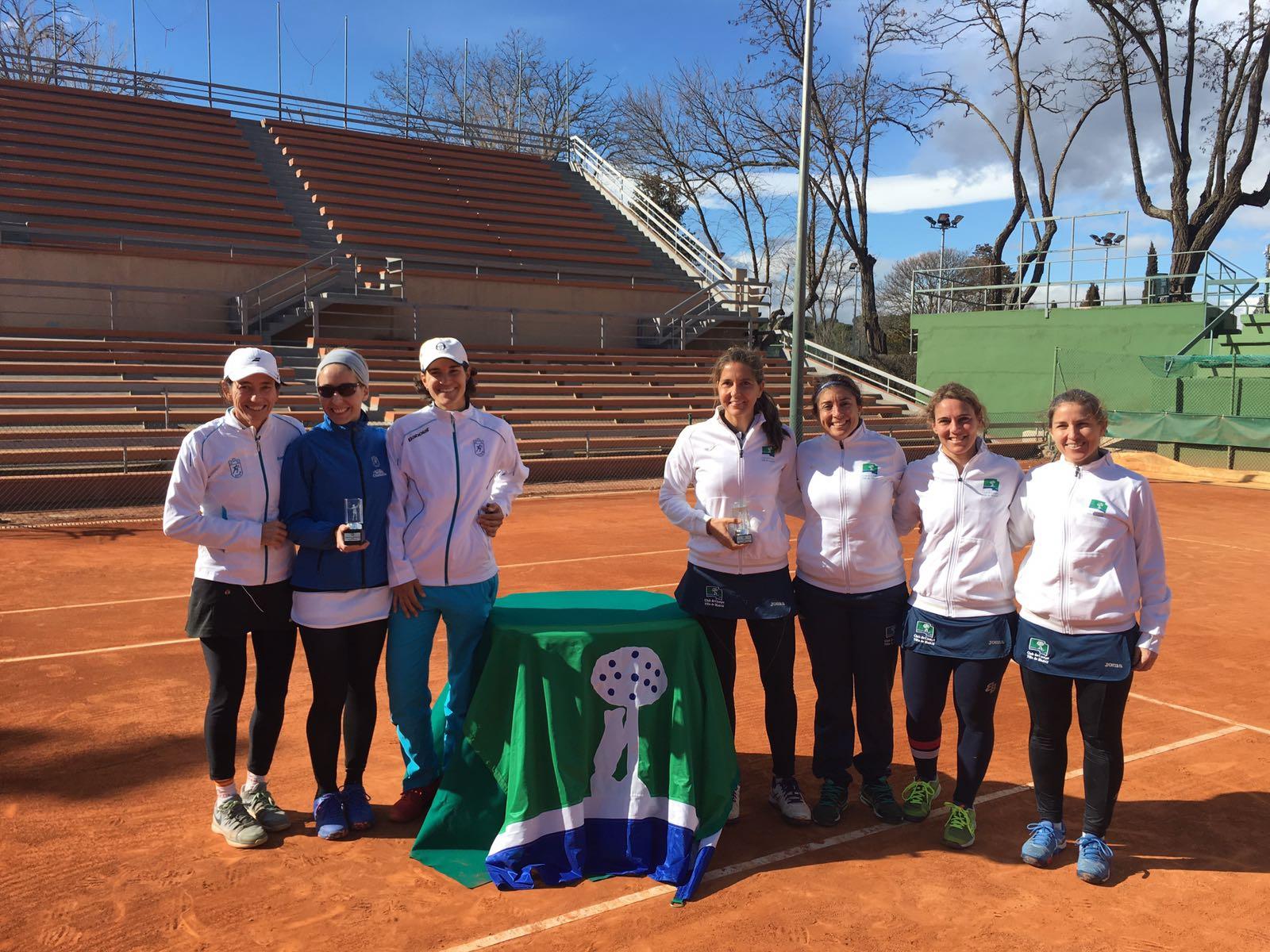 Las finalistas posan tras la entrega de premios