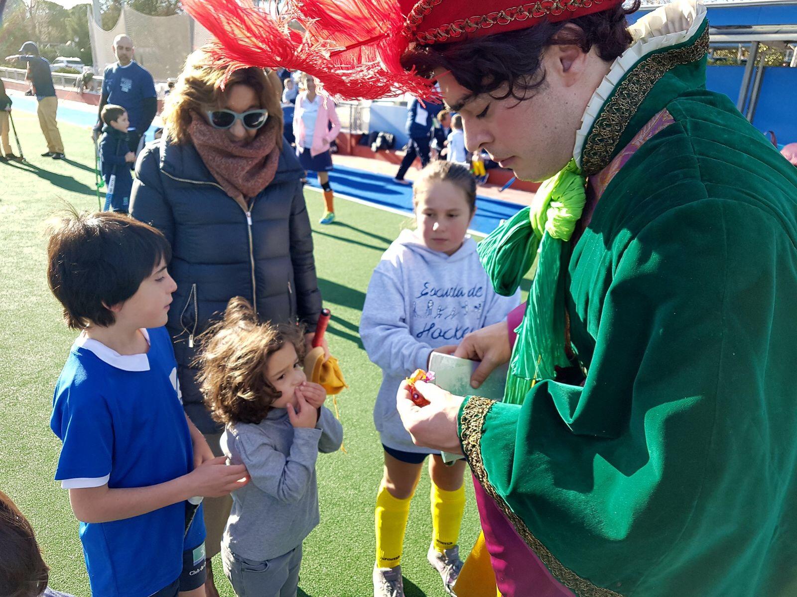 Visita de un paje real a la Escuela de Hockey