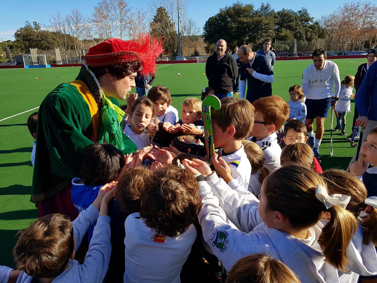 Visita de un paje real a la Escuela de Hockey