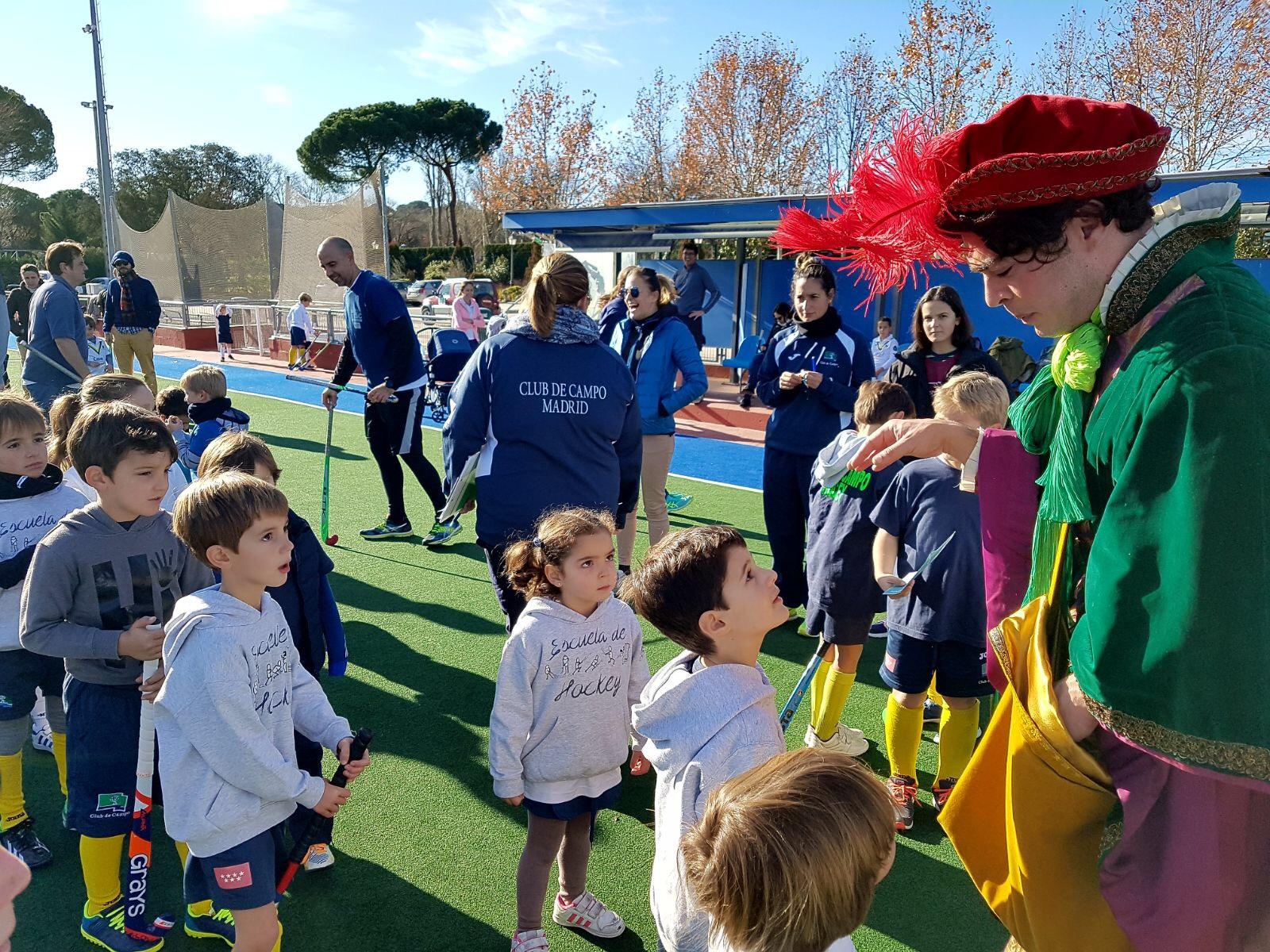 Visita de un paje real a la Escuela de Hockey