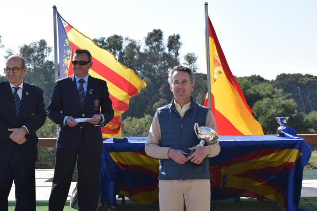 Ignacio González con el trofeo de campeón. Foto: Federación Madrileña de Golf