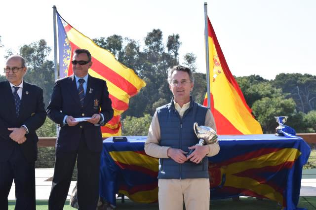 Ignacio González con el trofeo de campeón. Foto: Federación Madrileña de Golf