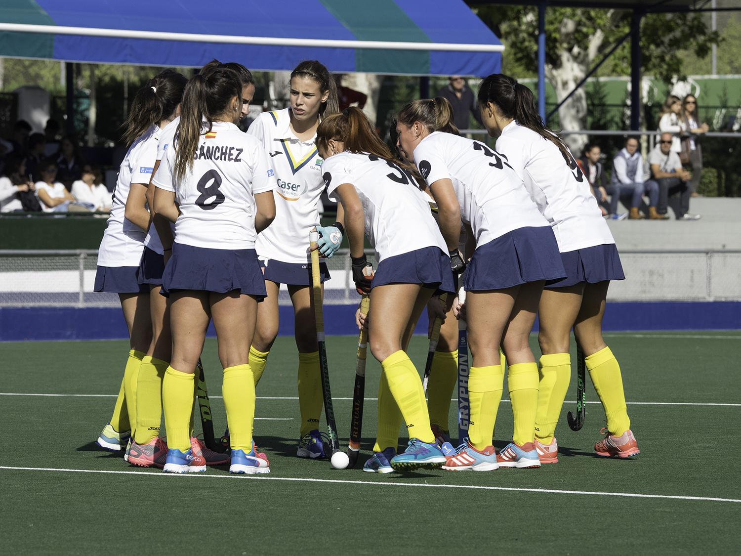 Jugadoras del Club hacen piña antes de un penalti córner. Foto: Ignacio Monsalve