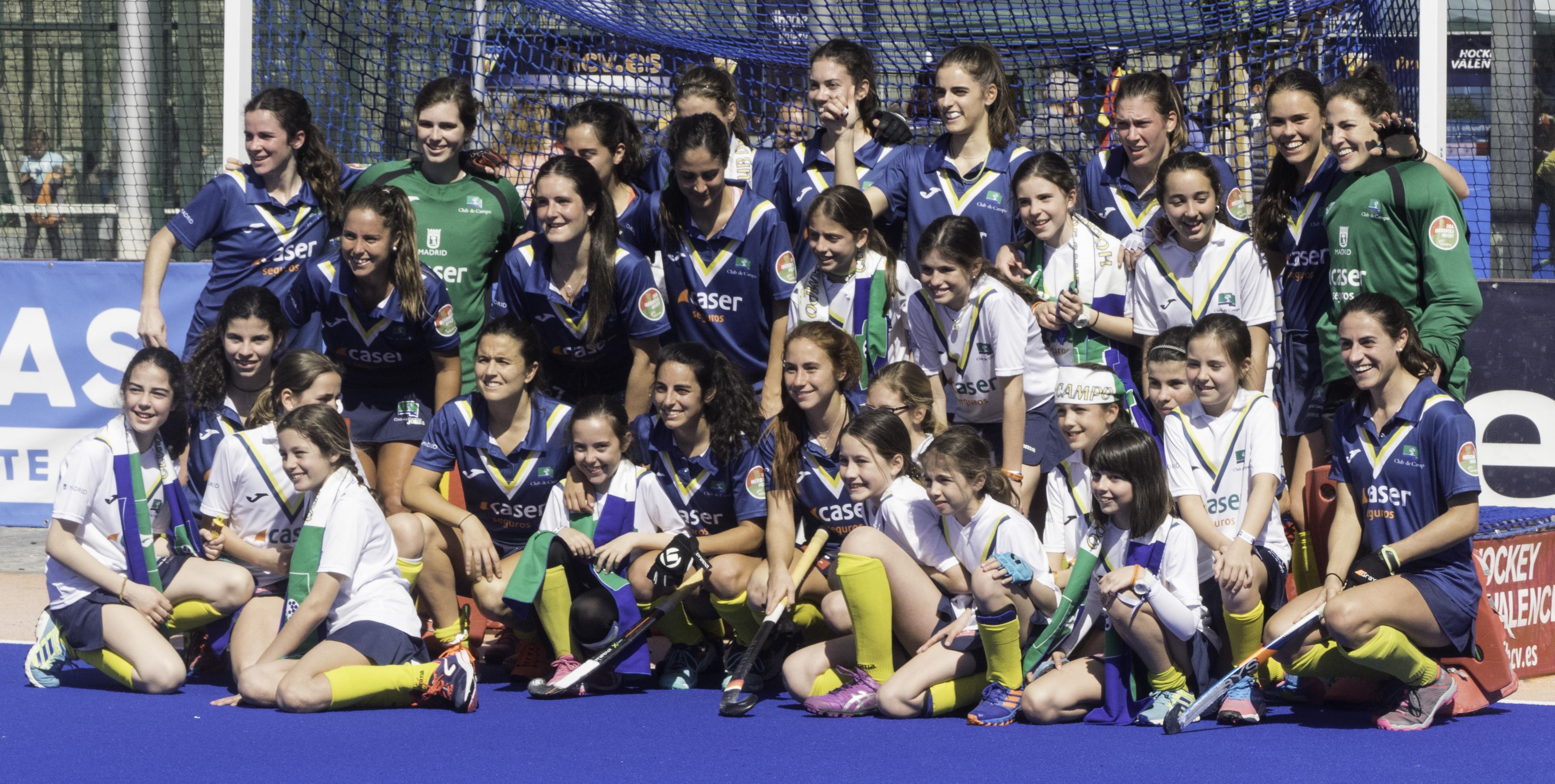 Las jugadoras del Club de Campo celebran el pase a la final con la hinchada. Foto: Ignacio Monsalve