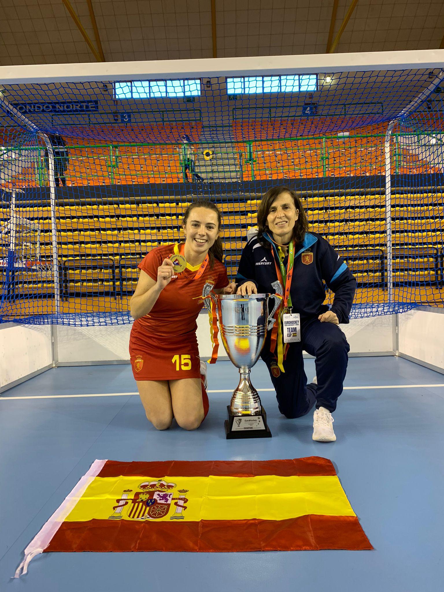 Lucía Monsalve (izda.) y Mariví González, campeonas del Eurohockey II.