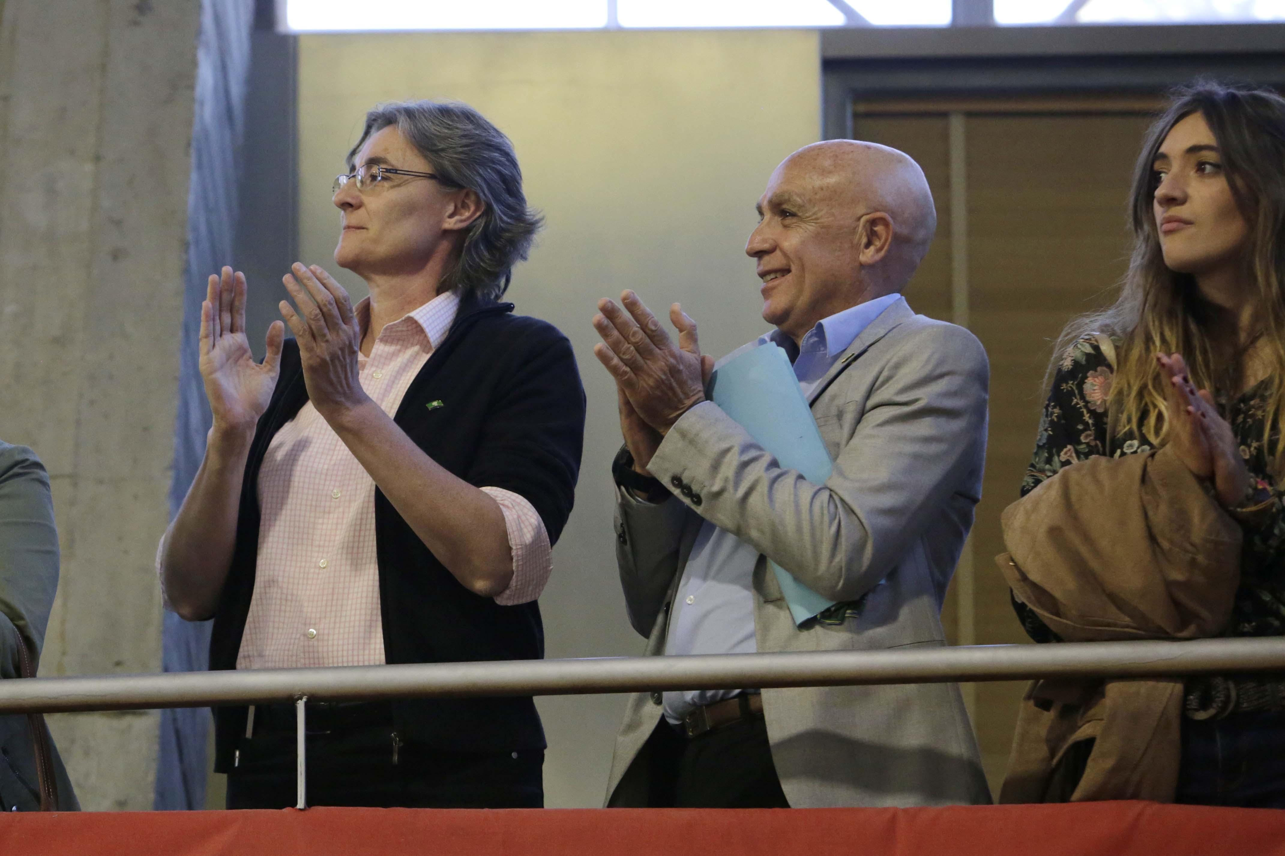 Marta Higueras y Joaquín Ballesteros aplauden desde las gradas. Foto: Ángel Yuste