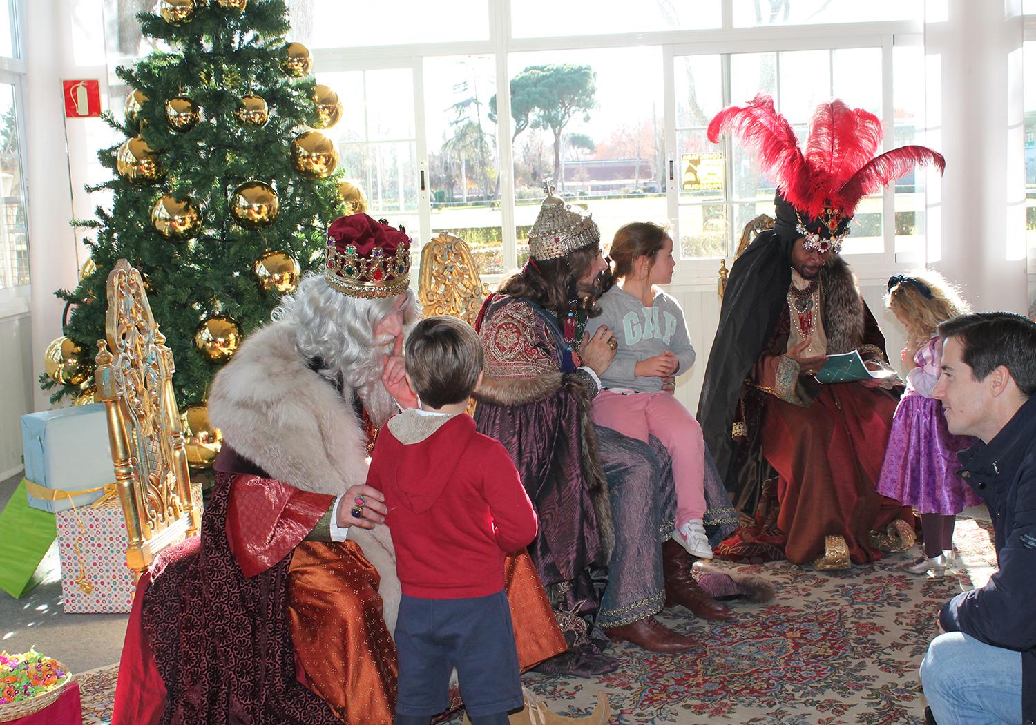 Los Reyes Magos con los niños