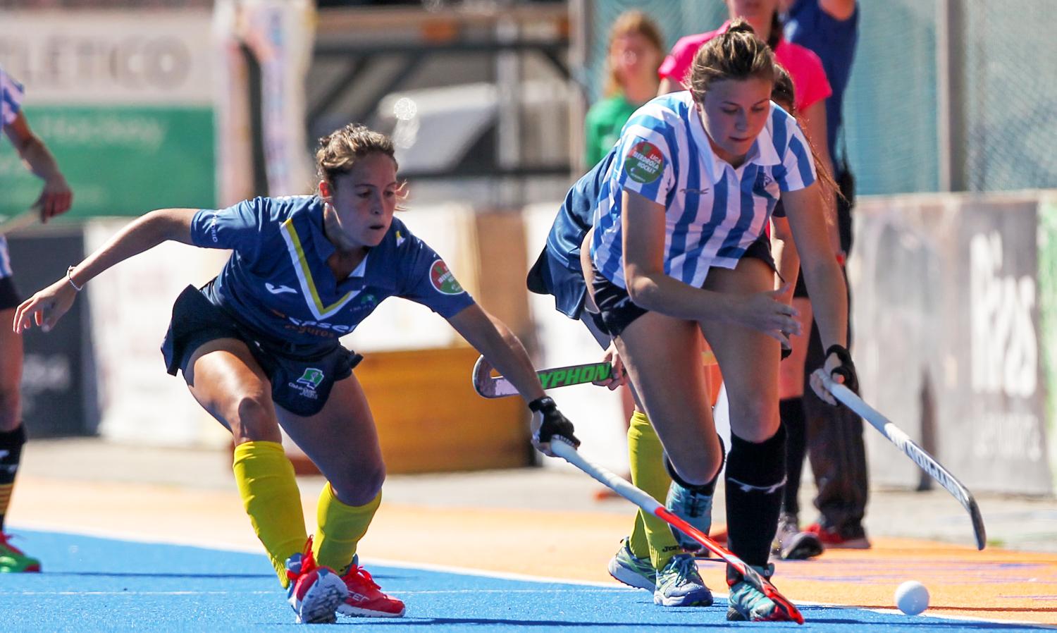 Rochy Sánchez defiende a una jugadora del Egara. Foto: Gabi Juan (RFEH)