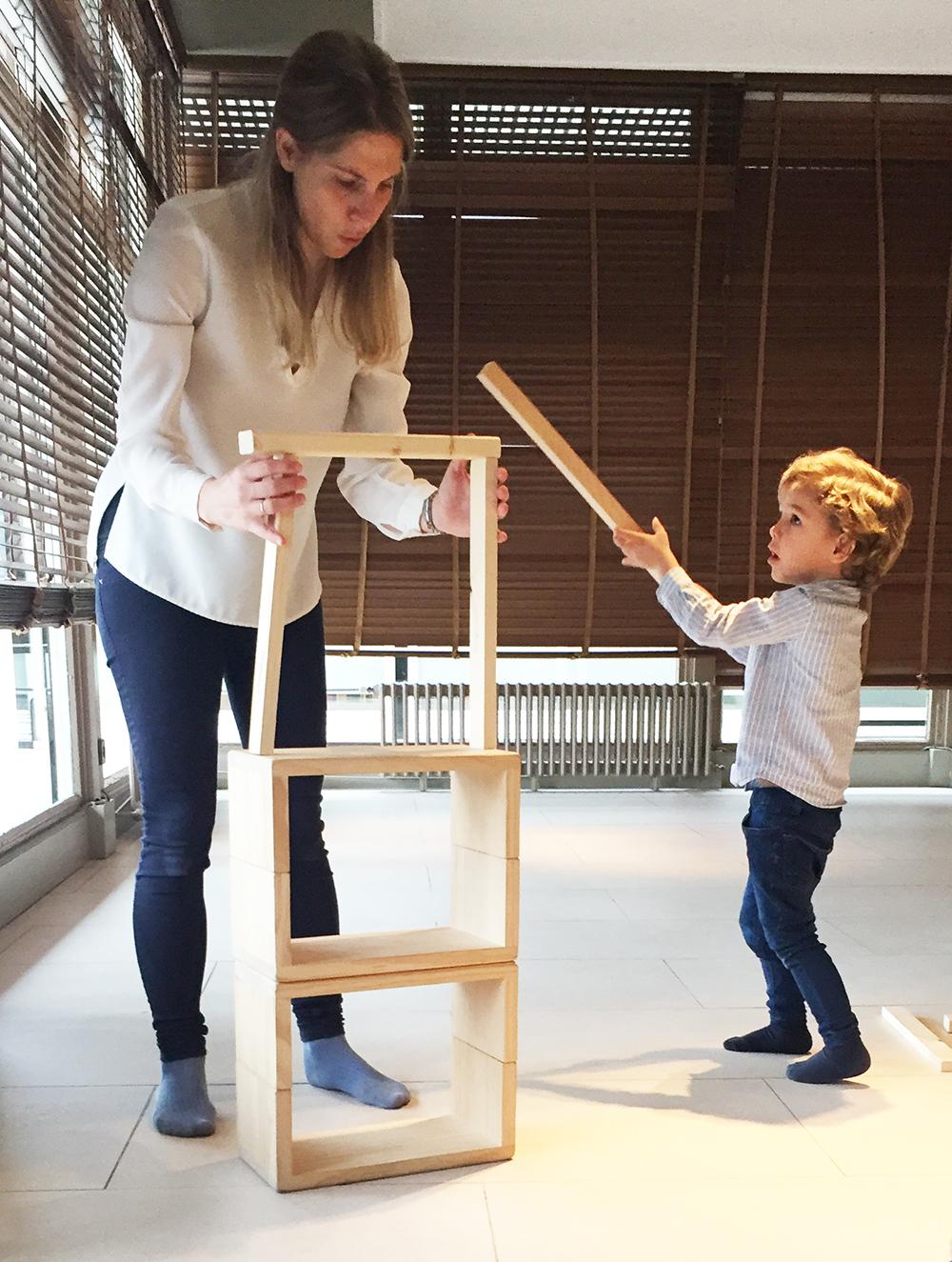 Una madre y su hijo en el Taller de Danza creativa en familia en el Chalet de Tenis