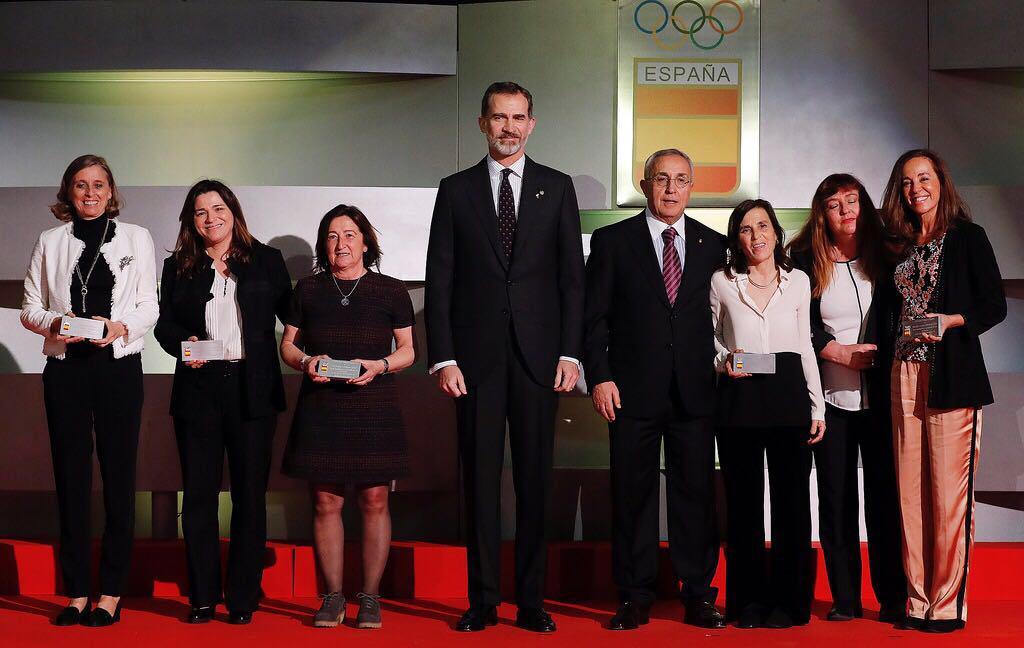 6 campeonas olímpicas con el Rey y Alejandro Blanco: Victoria Ramírez, Silvia Manrique, Mari Ángeles Rodríguez, Mariví González Laguillo, Natalia Dorado y Mercedes Coghen. Foto: Nacho Casares (COE)