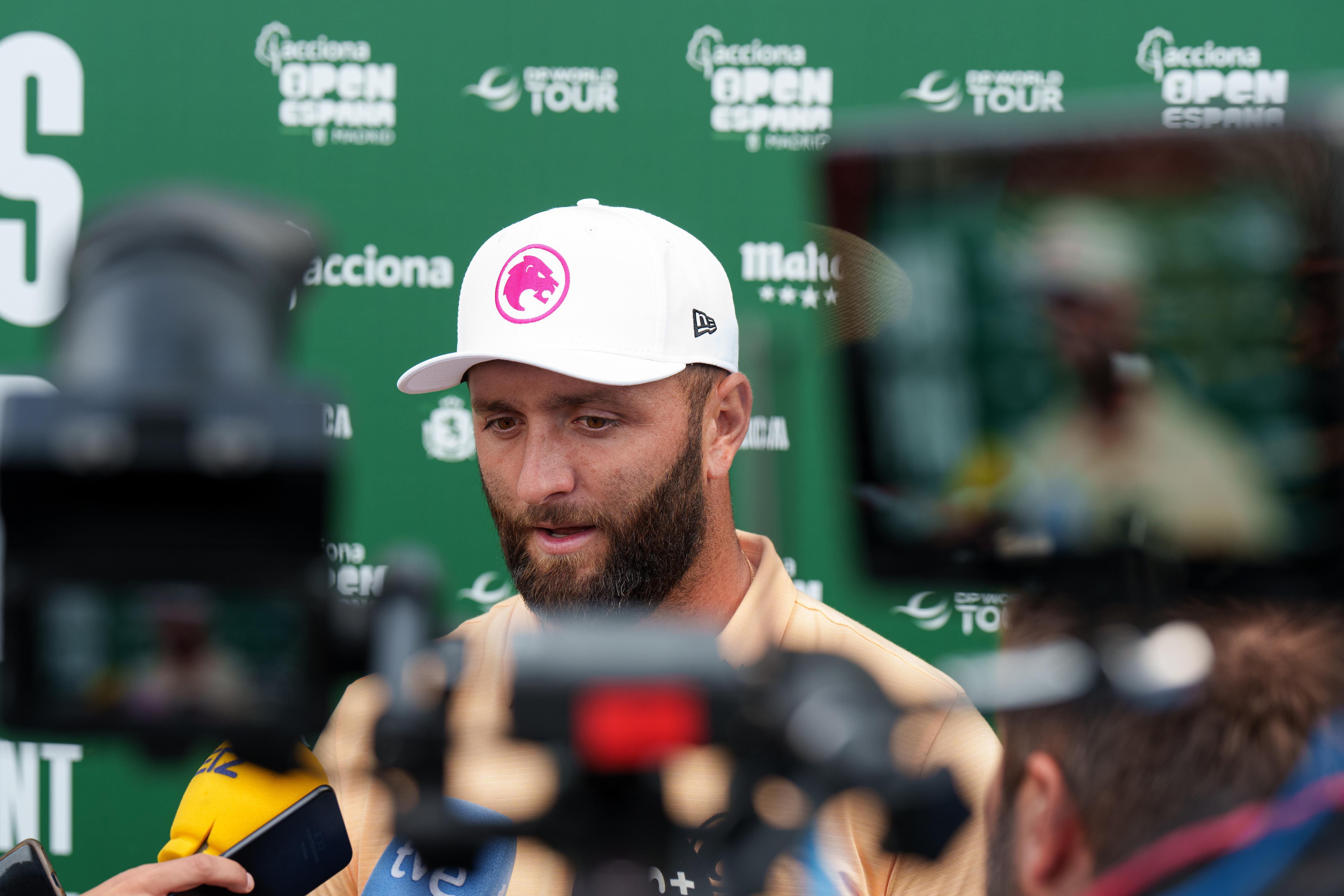 El golfista Jon Rahm atiende a los medios de comunicación.