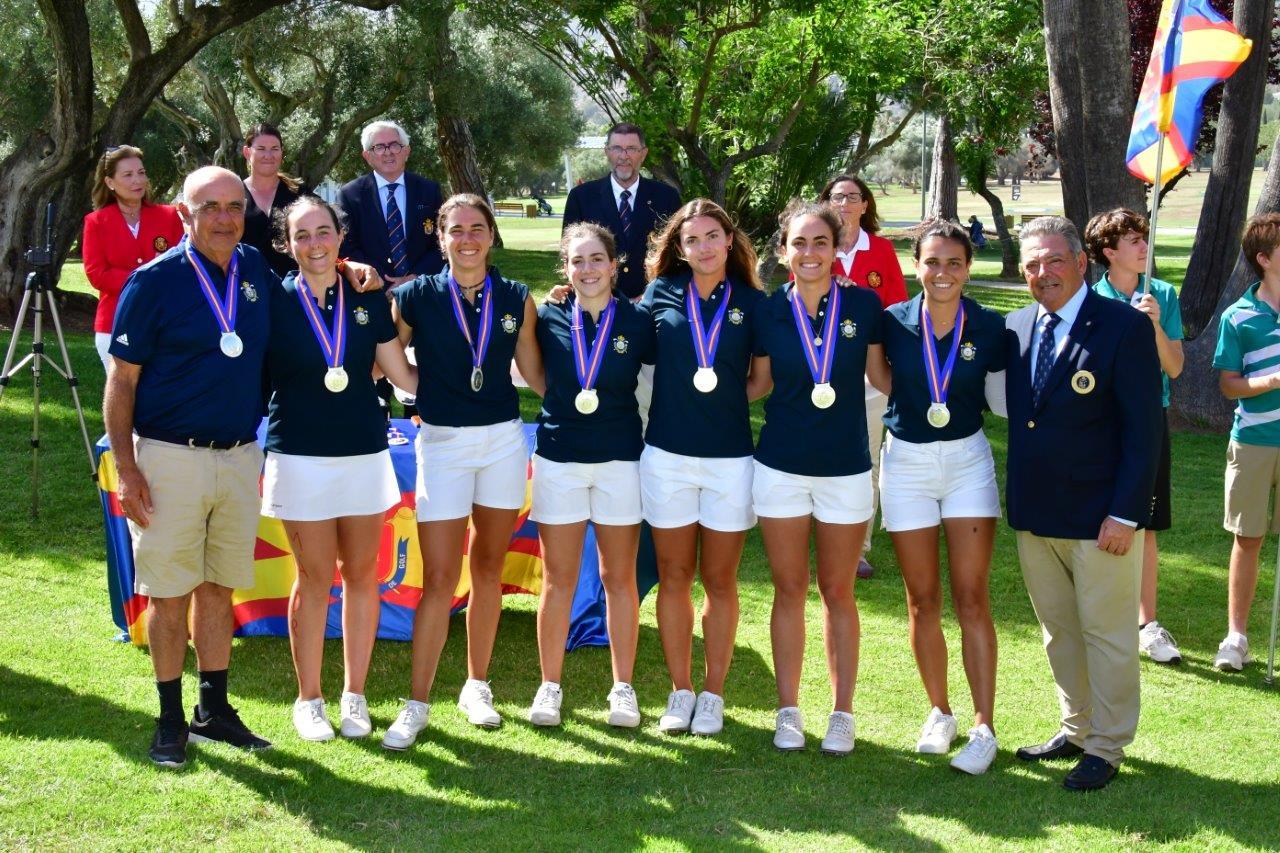 El equipo de Madrid subcampeón, con Blanca (tercera izda.) y Cayetana (segunda derecha) Fernández García-Poggio. Fotos: Rfegolf