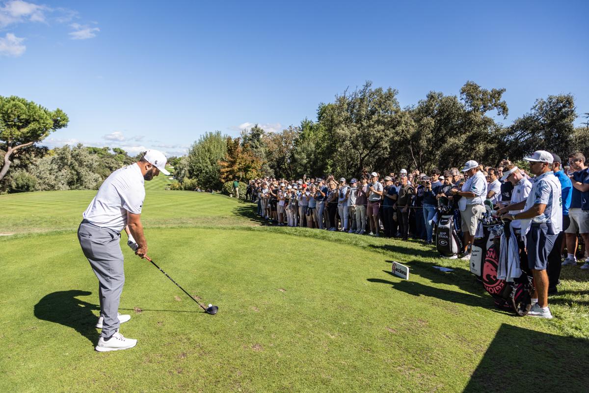 Jon Rahm sale del tee.