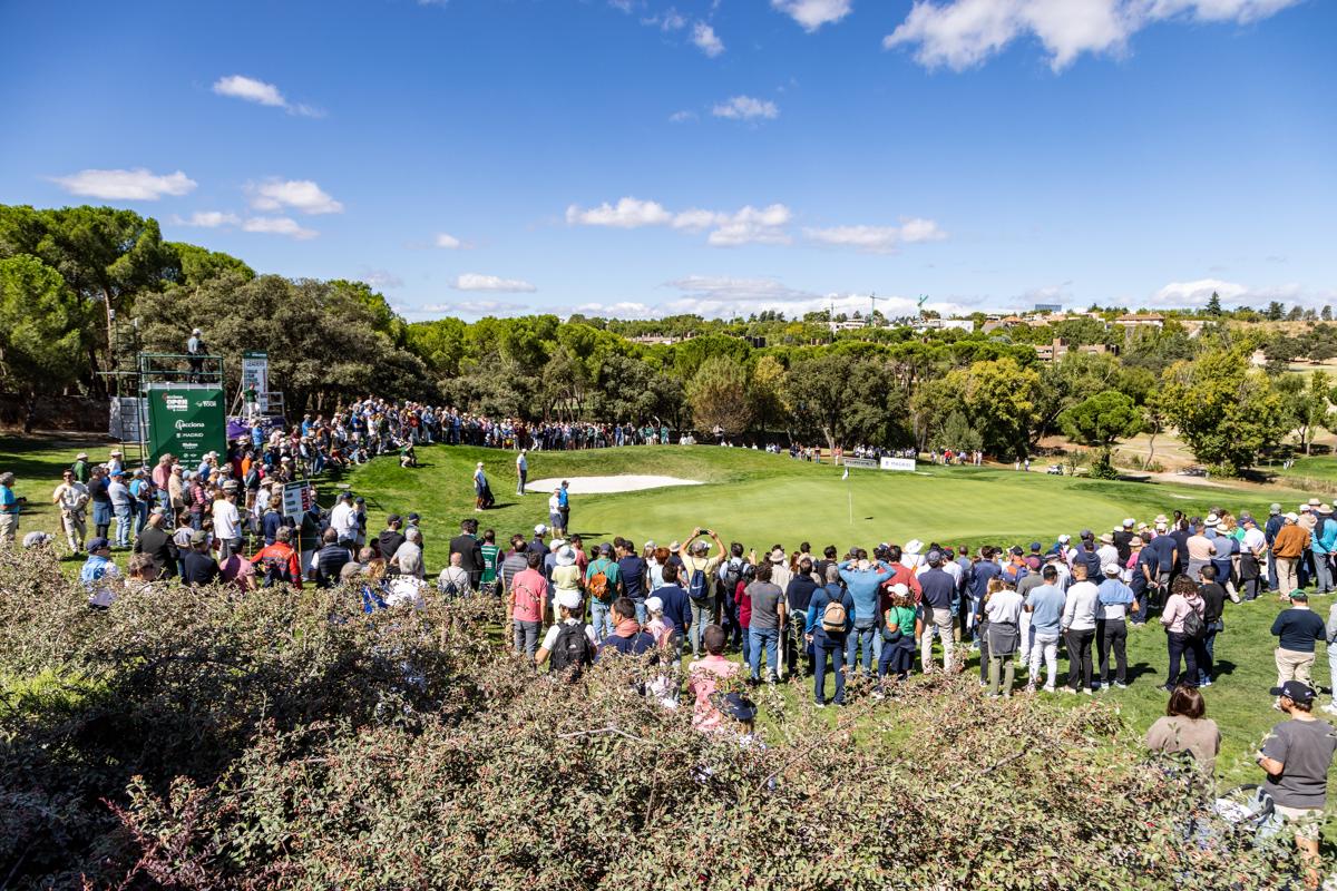 Numeroso público en el campo del Club de Campo Villa de Madrid.