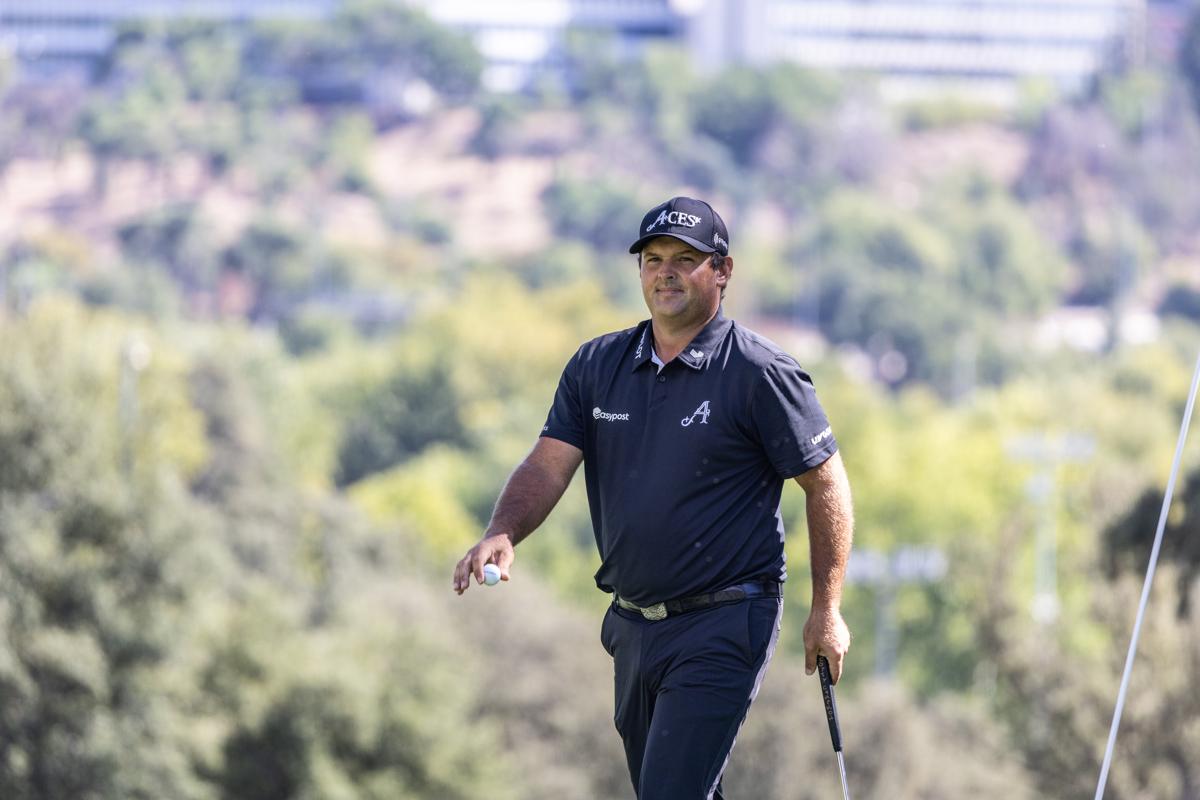 El estadounidense Patrick Reed camina hacia un hoyo.