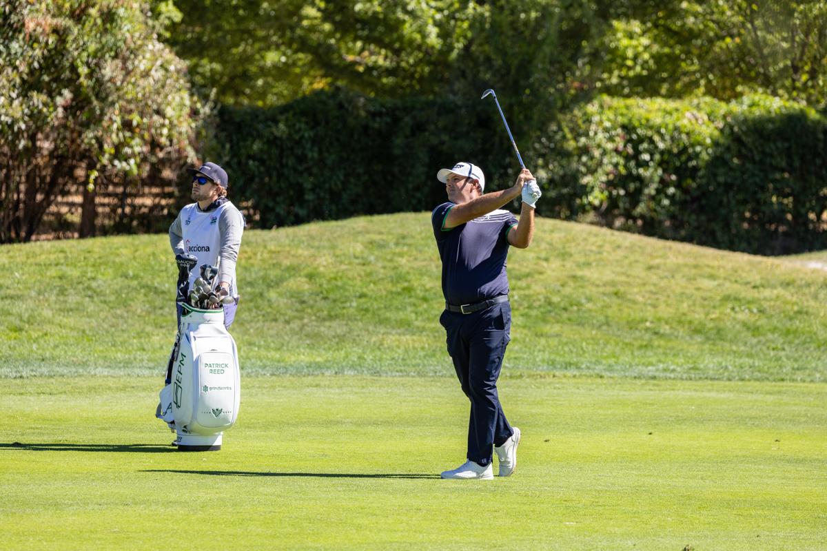 Approach del estadounidense Patrick Reed.