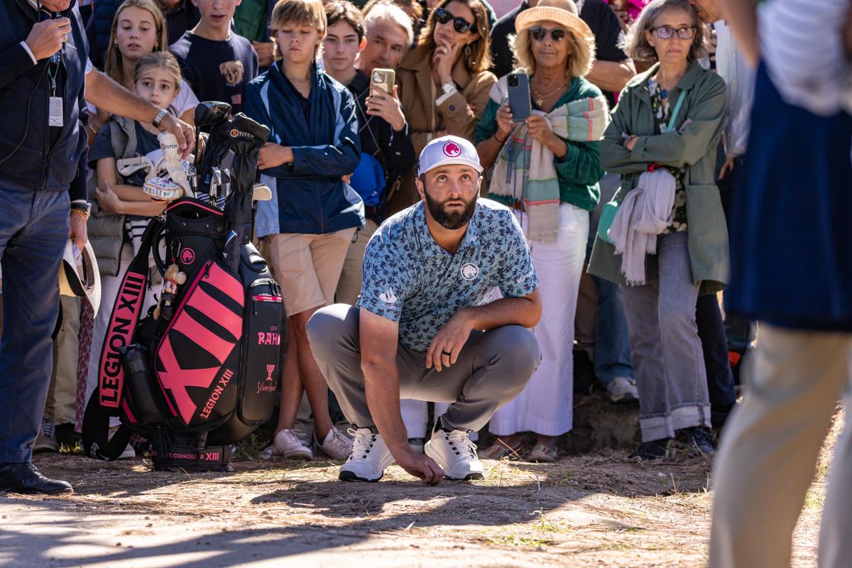 Jon Rahm prepara un golpe difícil fuera de calle.