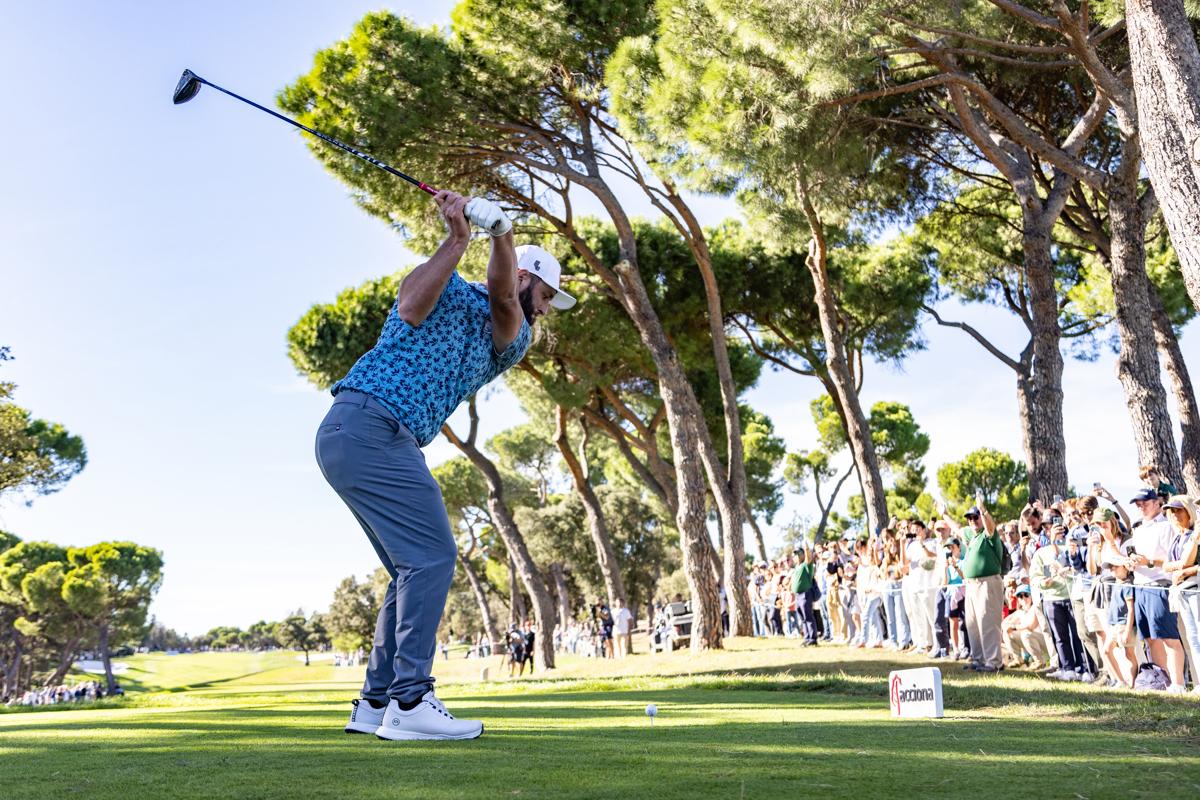 Jon Rahm, a punto de empezar un hoyo.