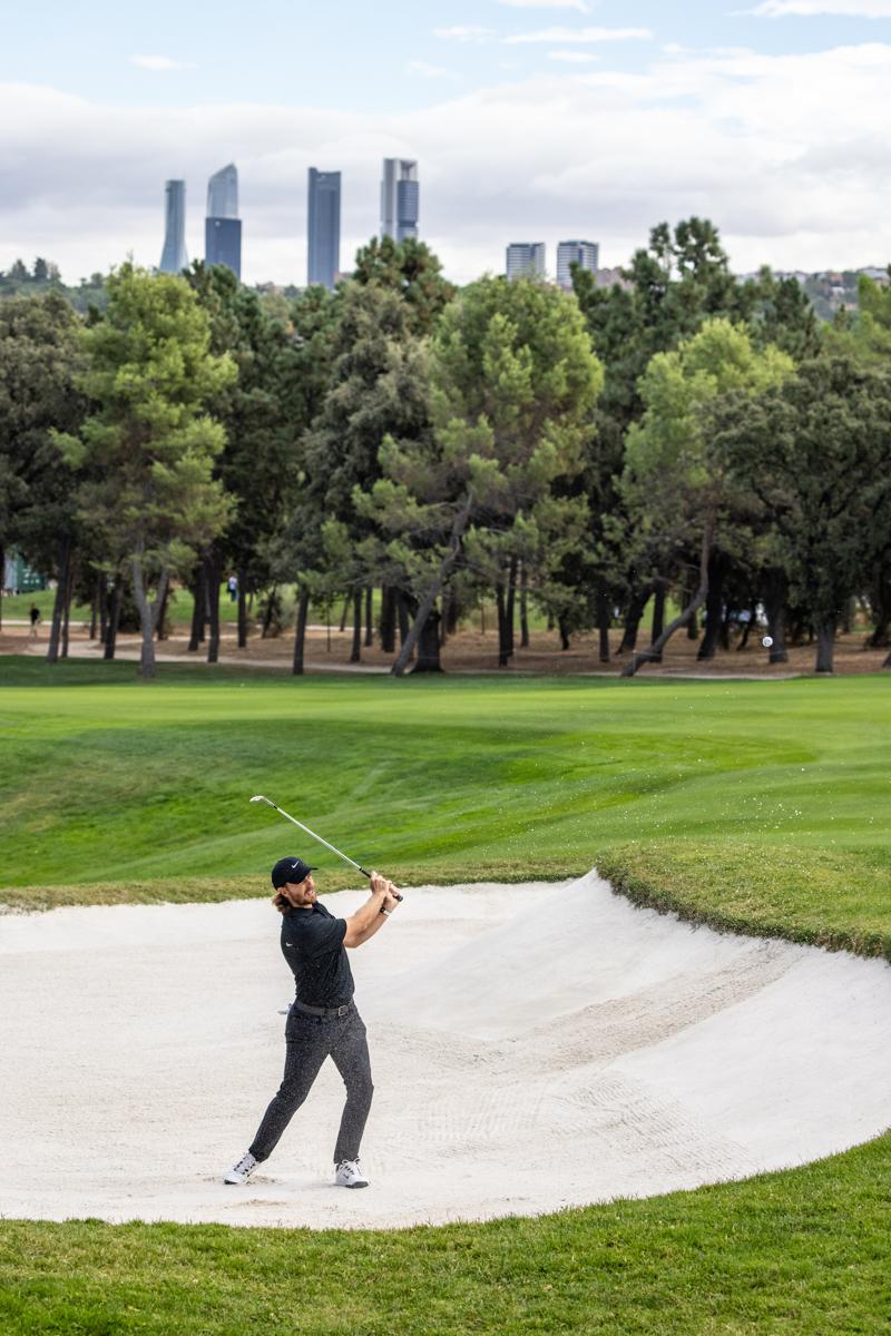 Tommy Fleetwood saca una bola del búnker.