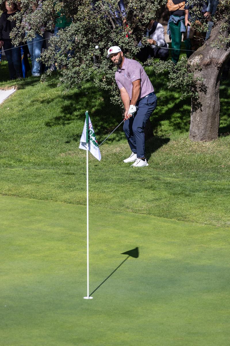 Jon Rahm ataca una bandera. Fotos: Miguel Ángel Ros / CCVM