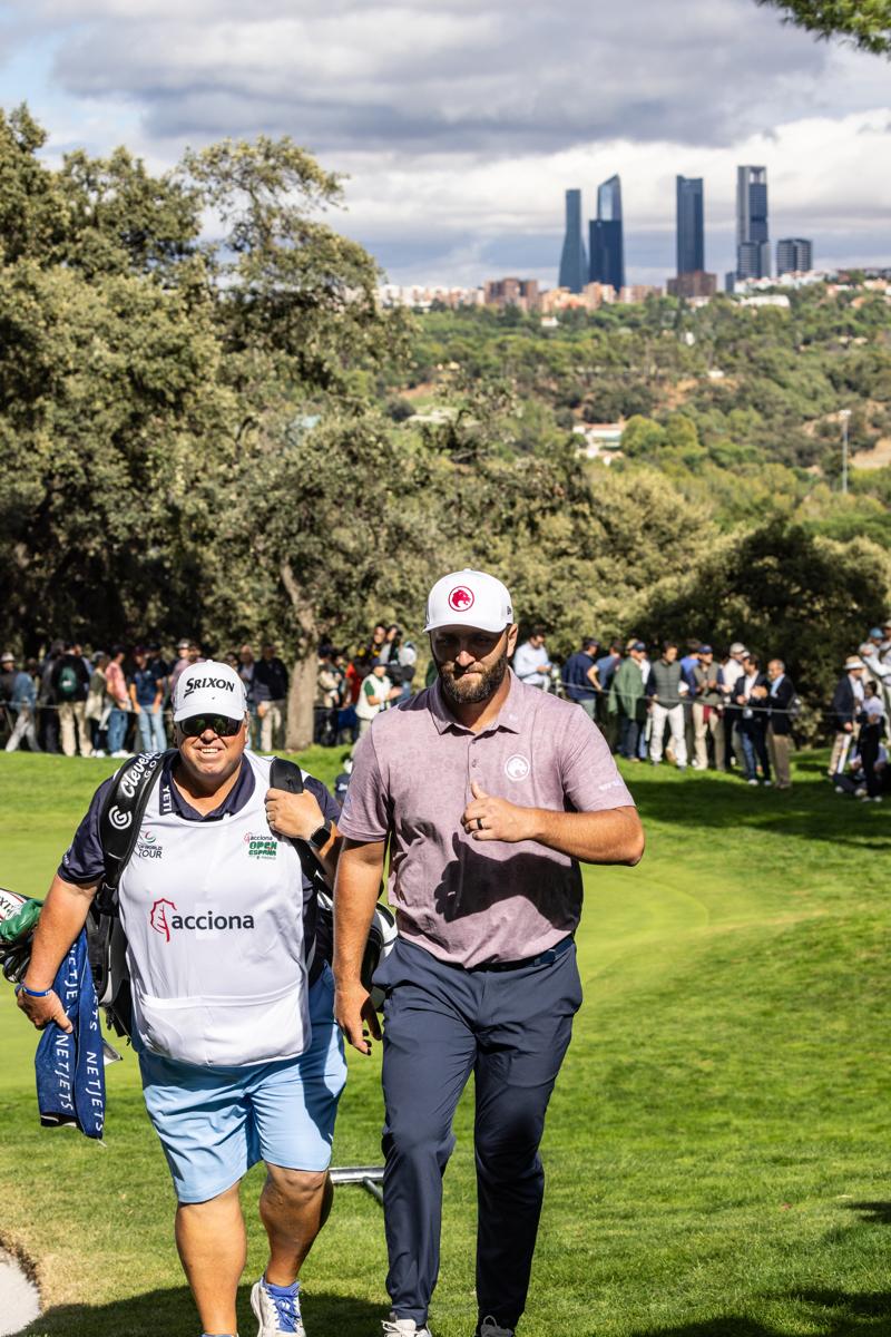 Jon Rahm saluda.