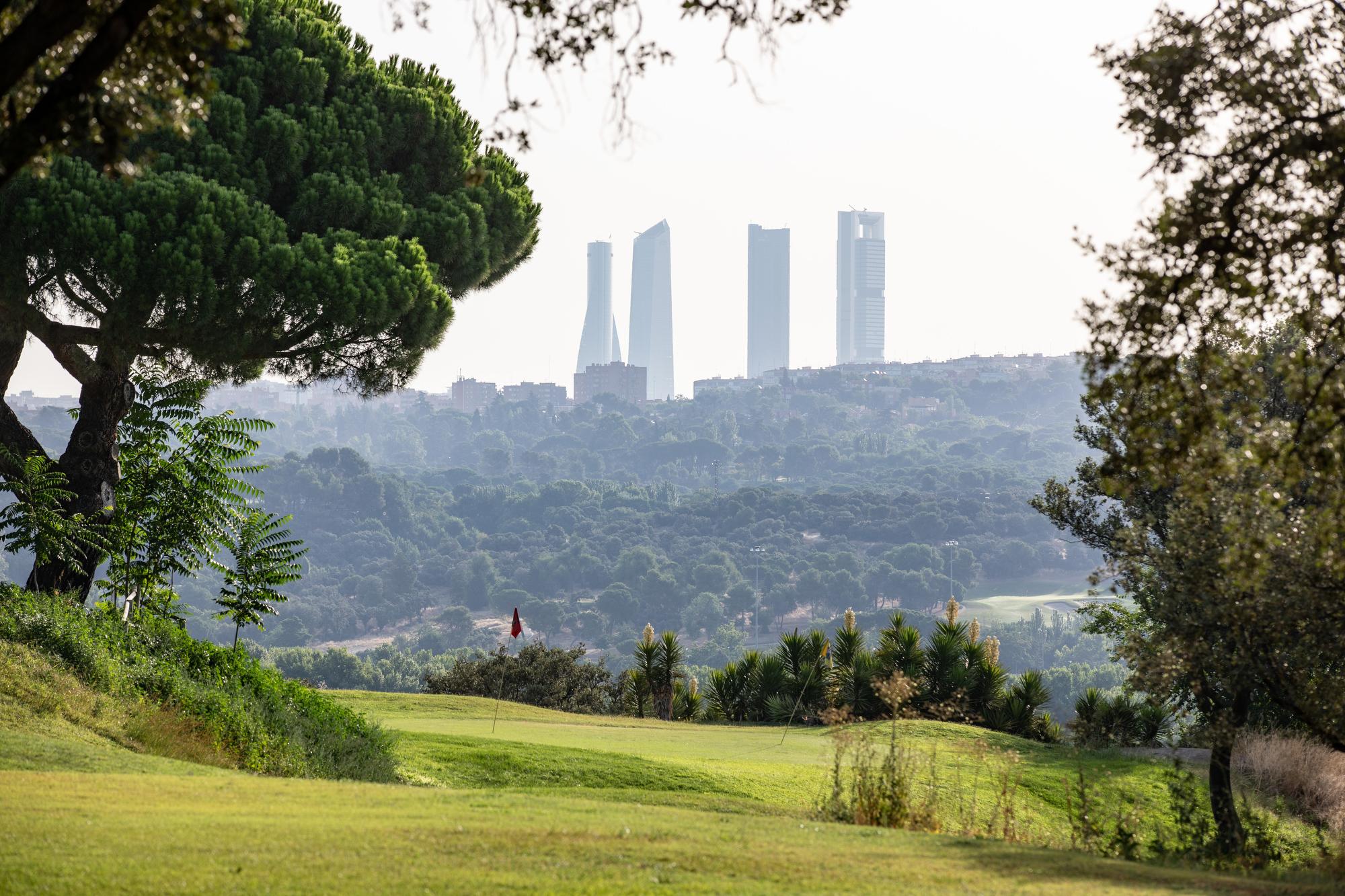 Imagen de las cuatro torres de Madrid desde el campo de golf del Club de Campo Villa de Madrid.