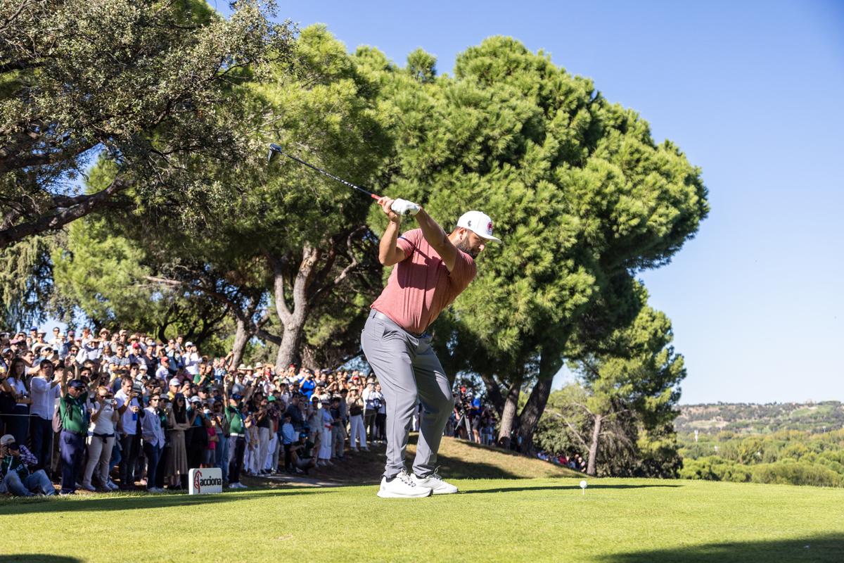 Jon Rahm sale del tee.